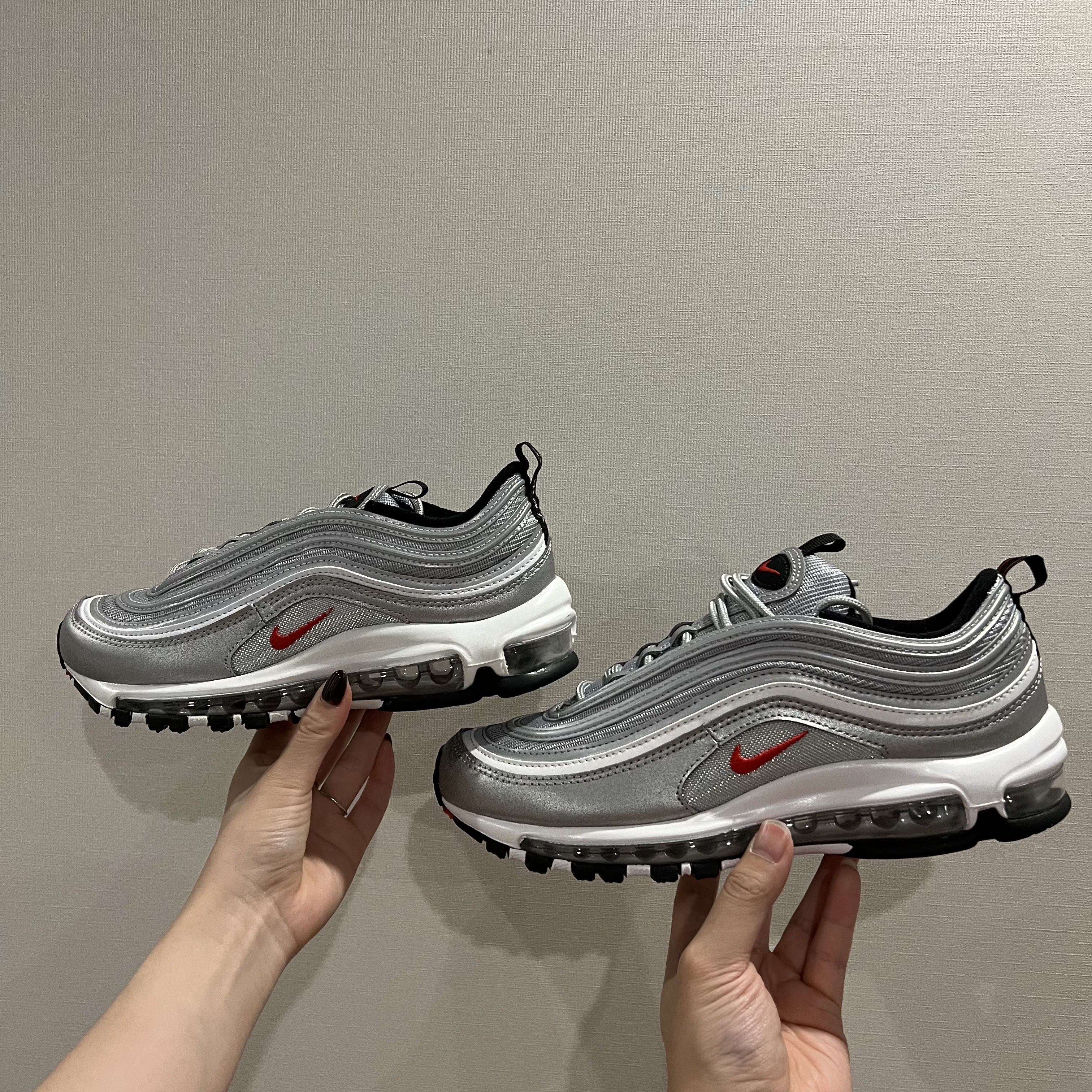 Nike Air Max 97 OG Silver Bullet 2022, (W) Nike Air Max 97 OG Silver Bullet 2022 착용 스타일 - 2