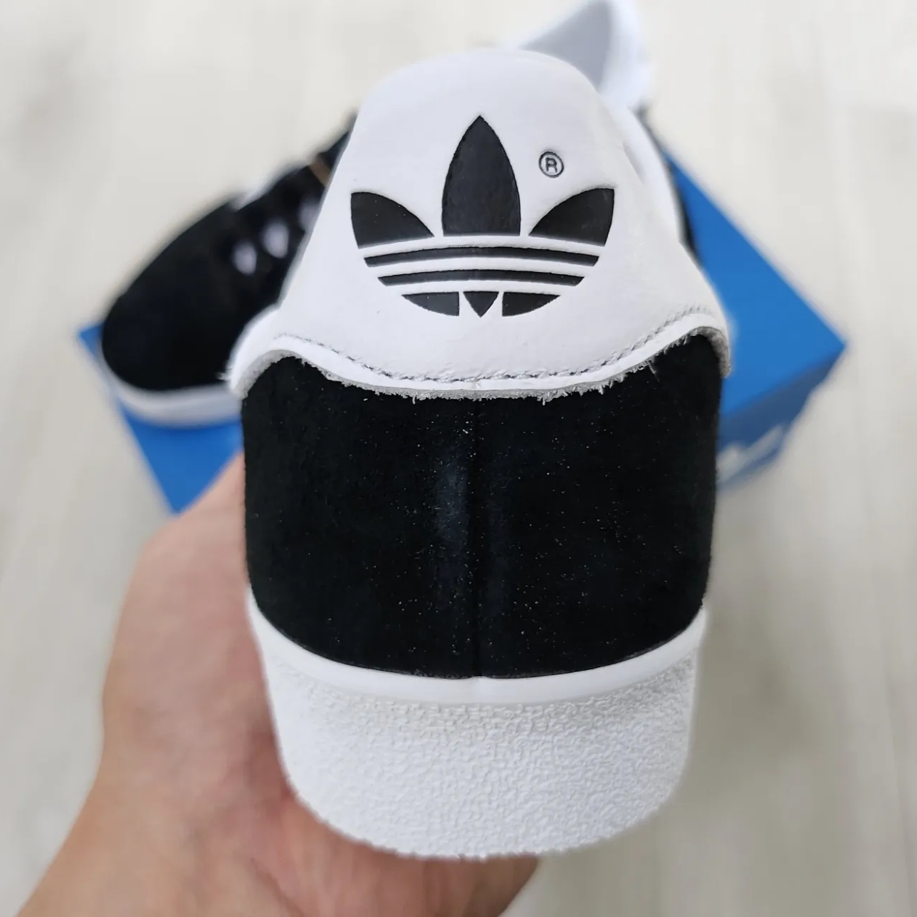 Adidas Gazelle 85 Core Black 착용 스타일 - 3