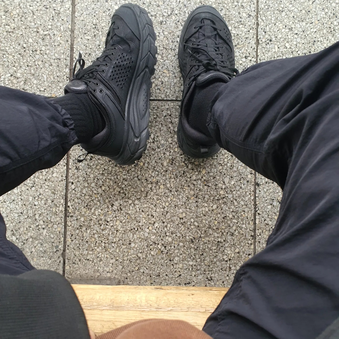 Hoka Tor Ultra Low Black 착용 스타일 - 1