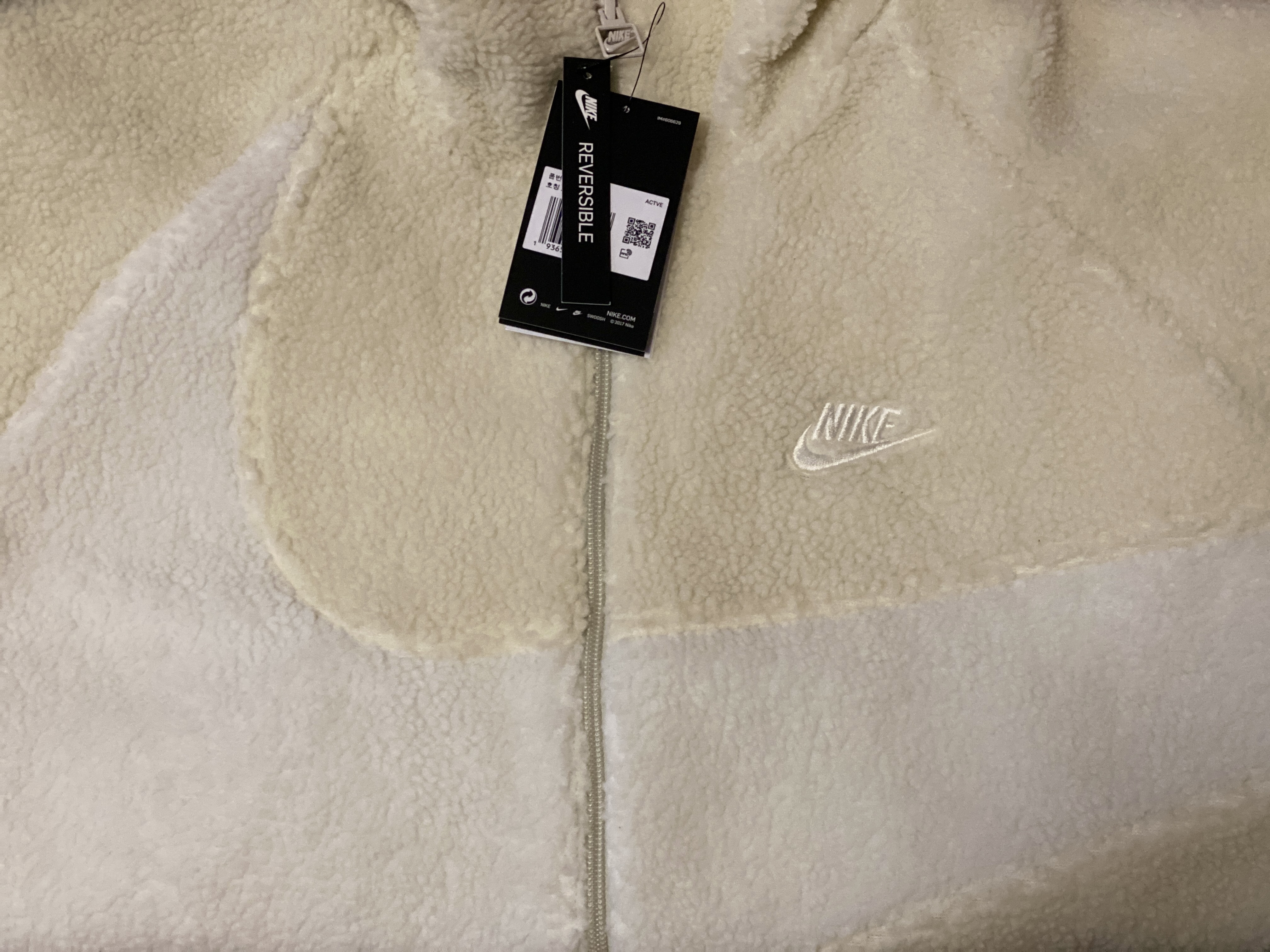 Nike Big Swoosh Full Zip Jacket Light Bone Sail 착용 스타일