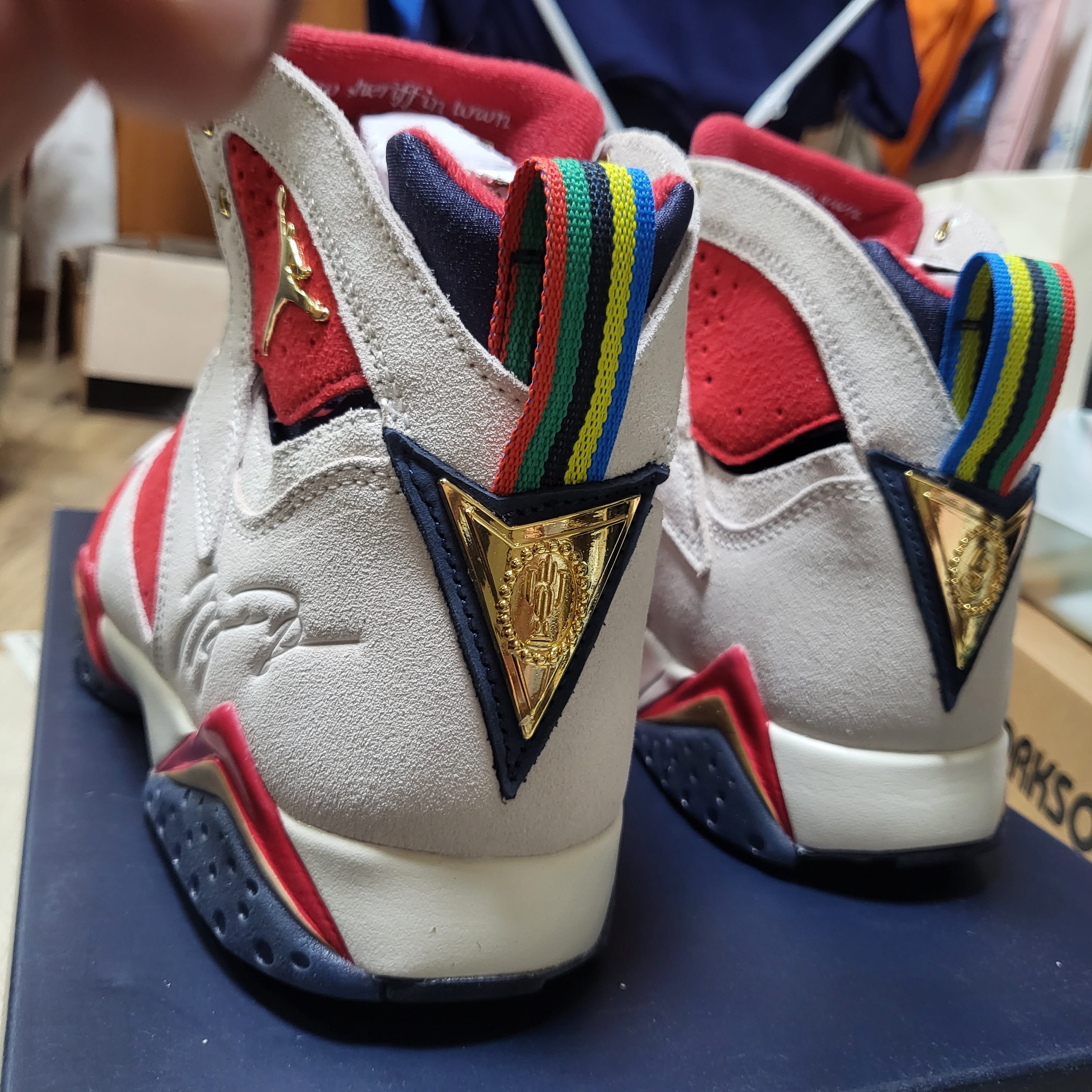 Jordan 7 x Trophy Room Retro SP True Red and Obsidian 착용 스타일 - 3