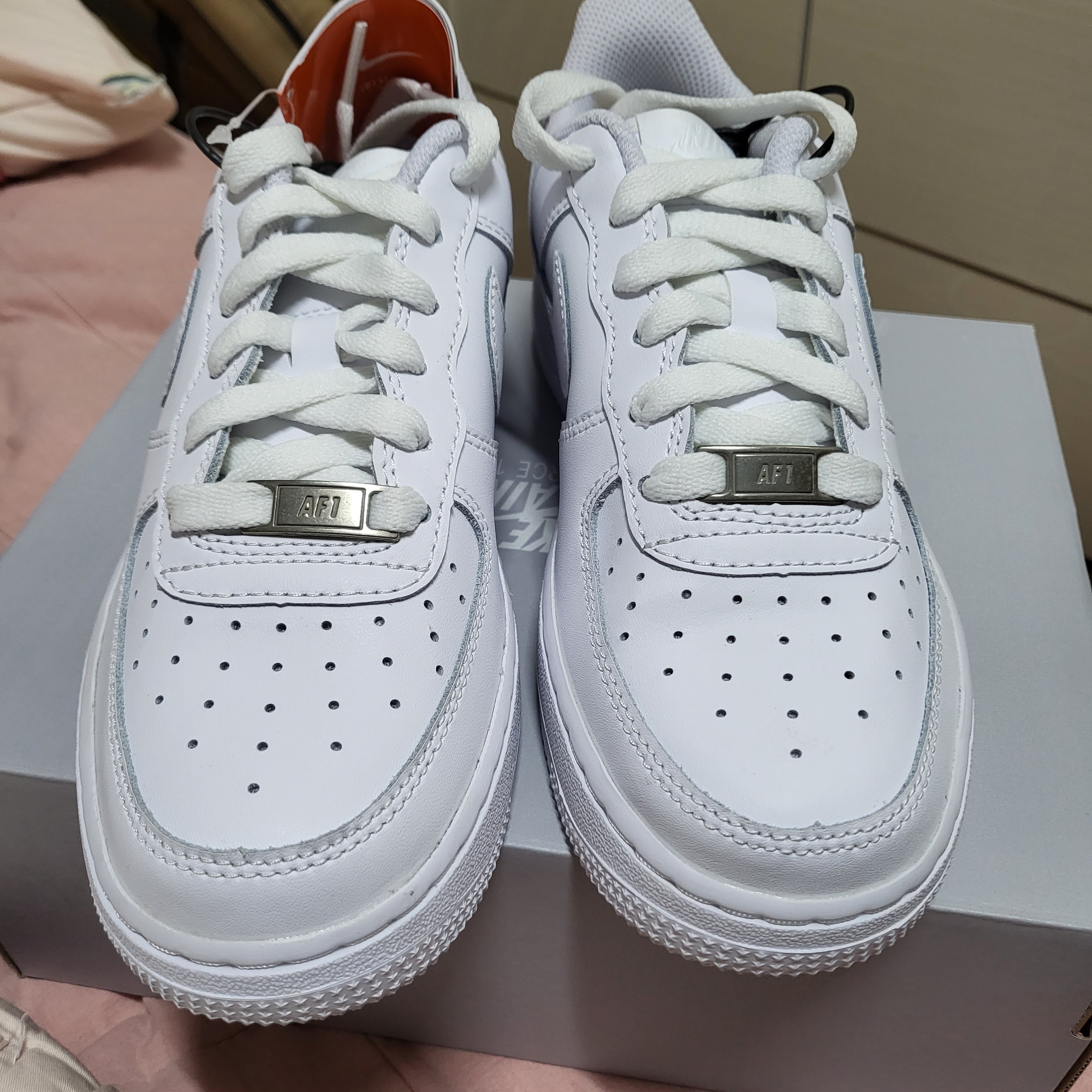 (GS) Nike Air Force 1 LE White 착용 스타일 - 1