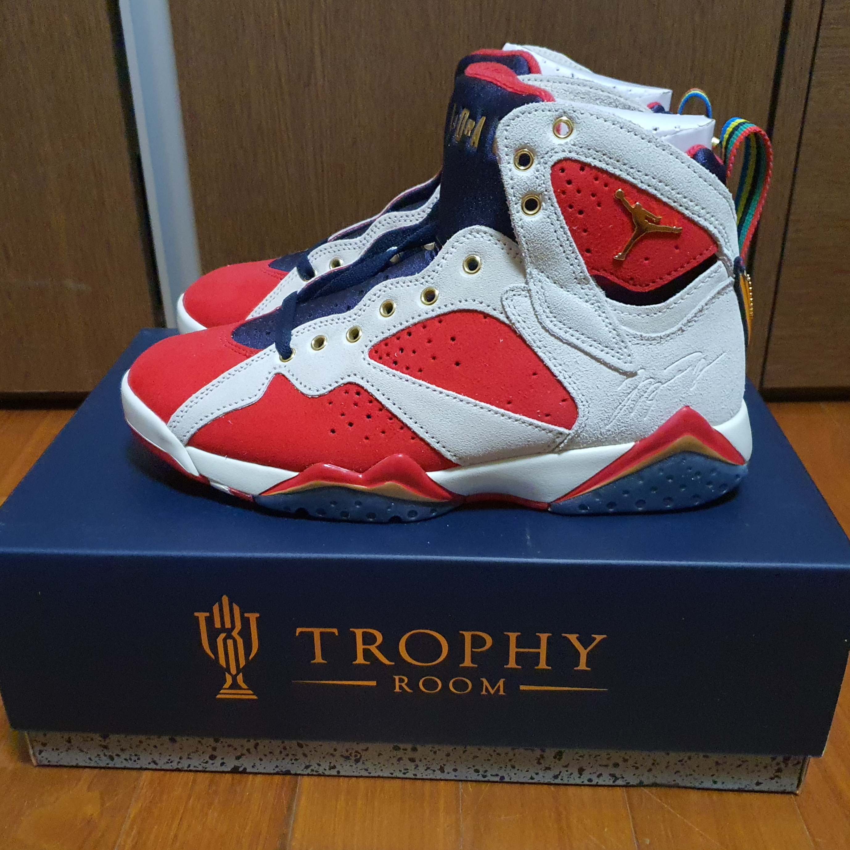 Jordan 7 x Trophy Room Retro SP True Red and Obsidian 착용 스타일