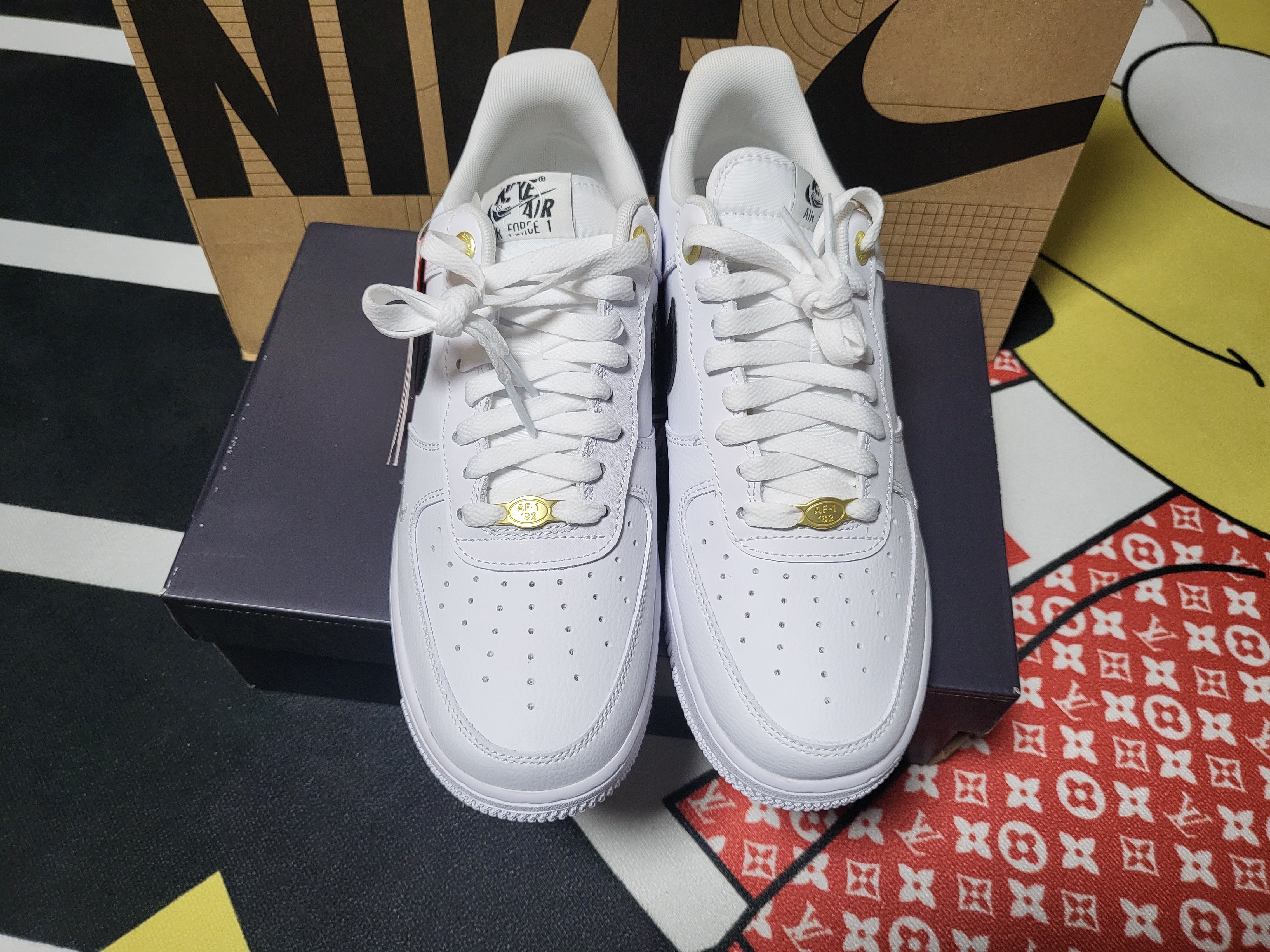 Nike Air Force 1 '07 LV8 40th Anniversary Join Forces White Black 착용 스타일 - 3