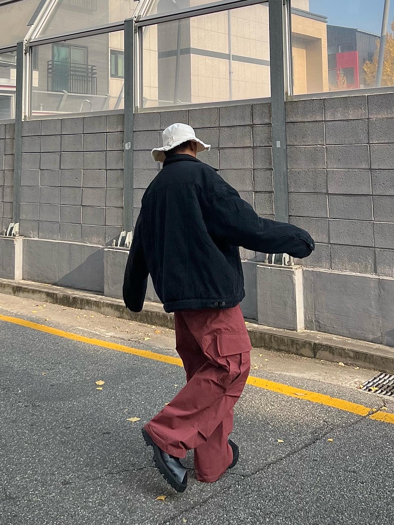 Balenciaga Rhino Derby Shoes Black, Jacquemus Le Bob Artichaut Bucket Hat Off White 착용 스타일 - 4