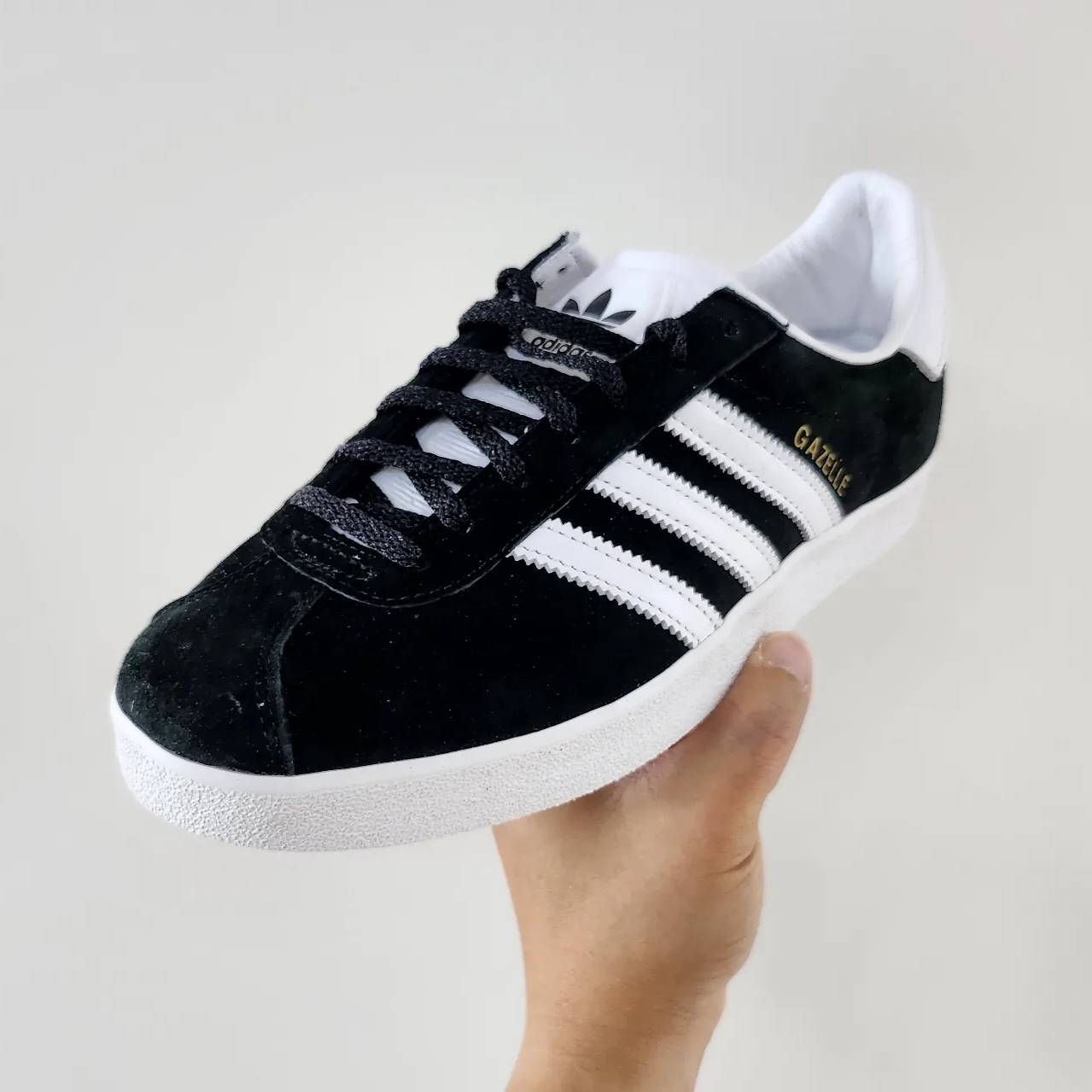 Adidas Gazelle 85 Core Black 착용 스타일 - 1