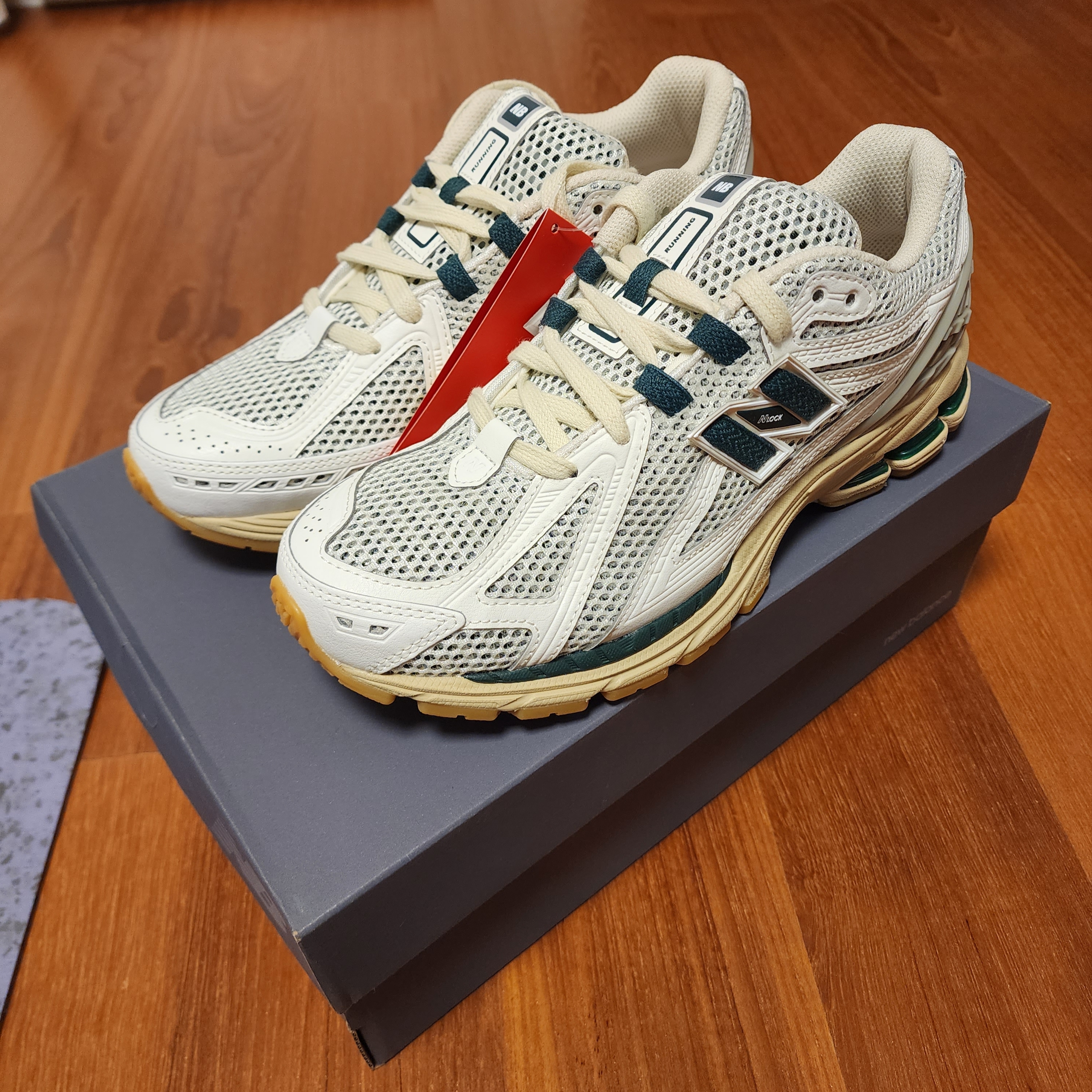 New Balance 1906R Silver Green 착용 스타일 - 3
