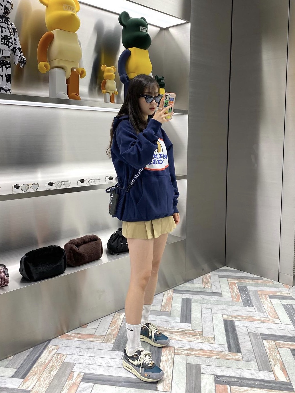 Human Made Heavyweight Hoodie #1 Navy, Human Made Mini Helmet Bag Navy 착용 스타일