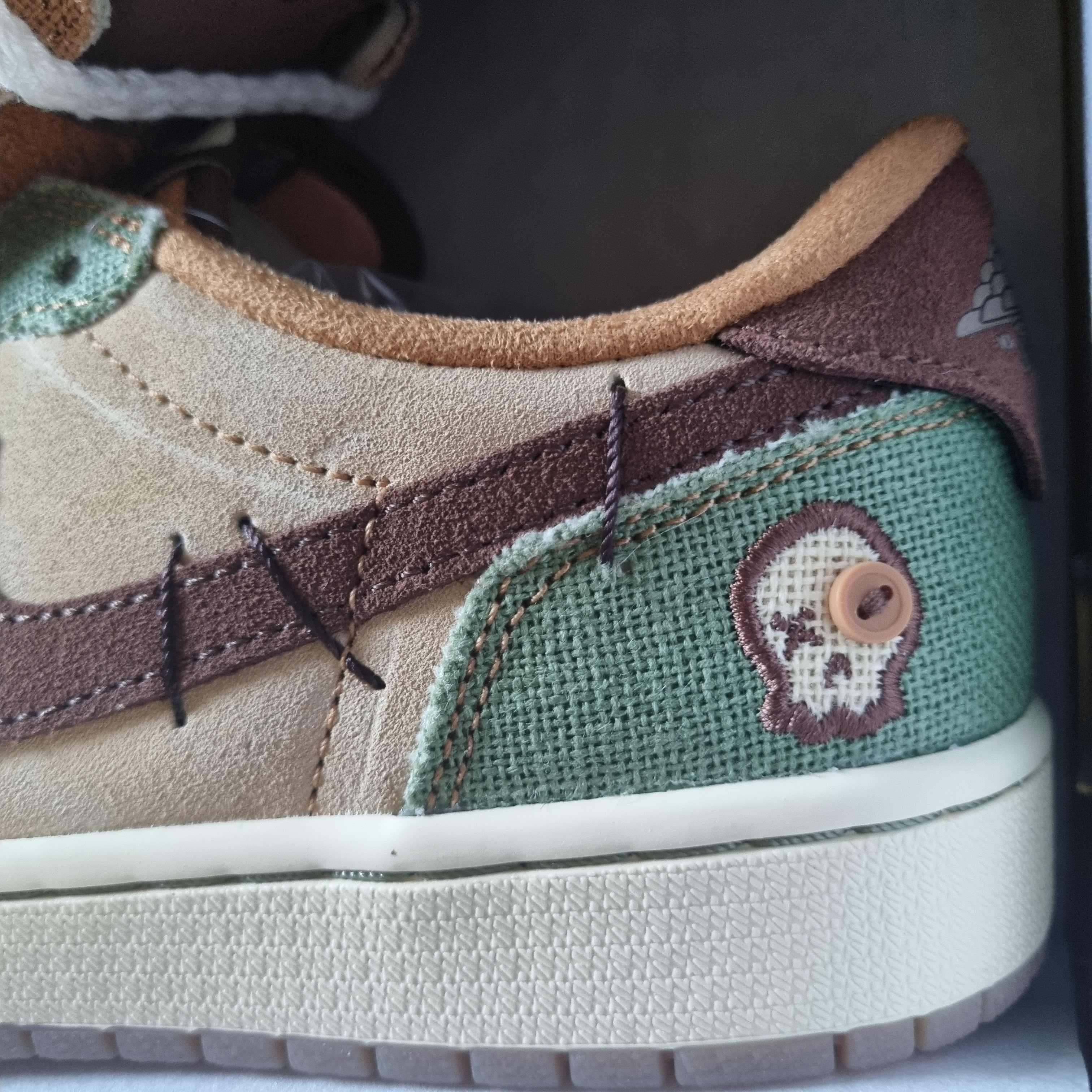 Jordan 1 x Zion Williamson Retro Low OG Flax and Oil Green 착용 스타일 - 2