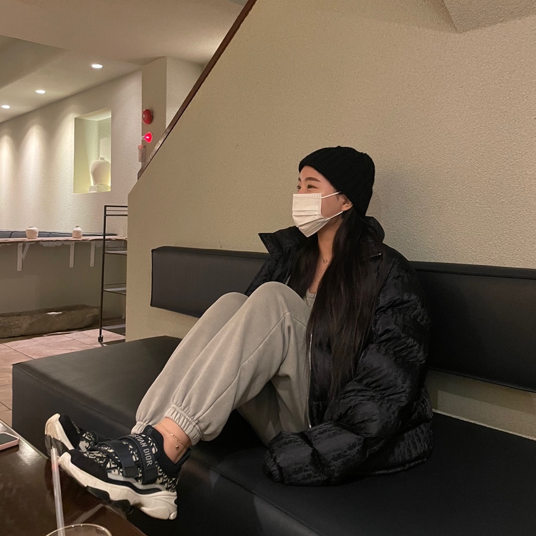 Dior D-Wander Sneakers Technical Fabric Deep Blue Dior Oblique, Dior Oblique Down Jacket Black Nylon Jacquard 착용 스타일 - 1