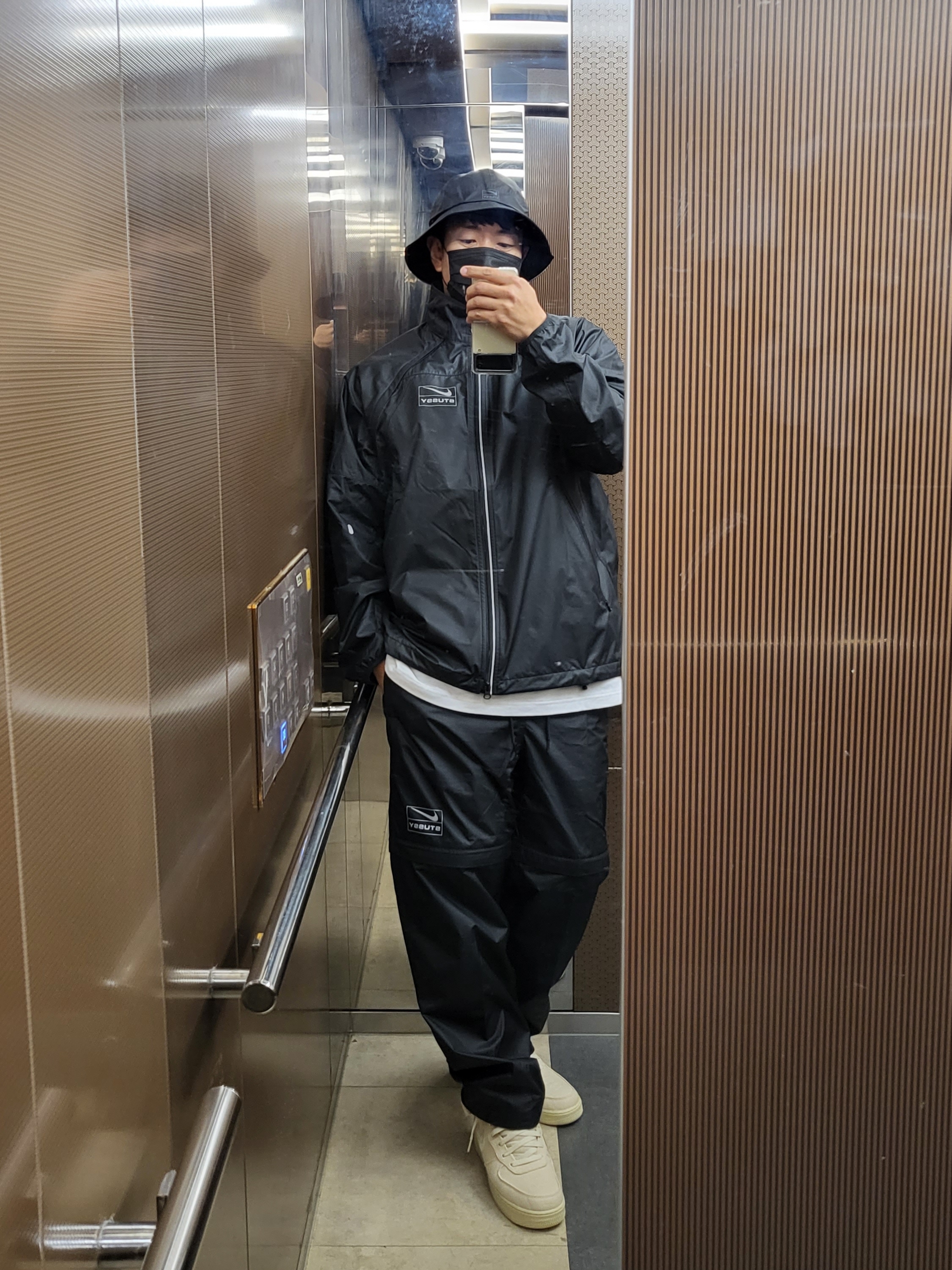 Nike x Stussy NRG FL Storm-Fit Jacket Black (DO5304-010), Nike x Stussy NRG FL Storm-Fit Pants Black (DO7170-010) 착용 스타일