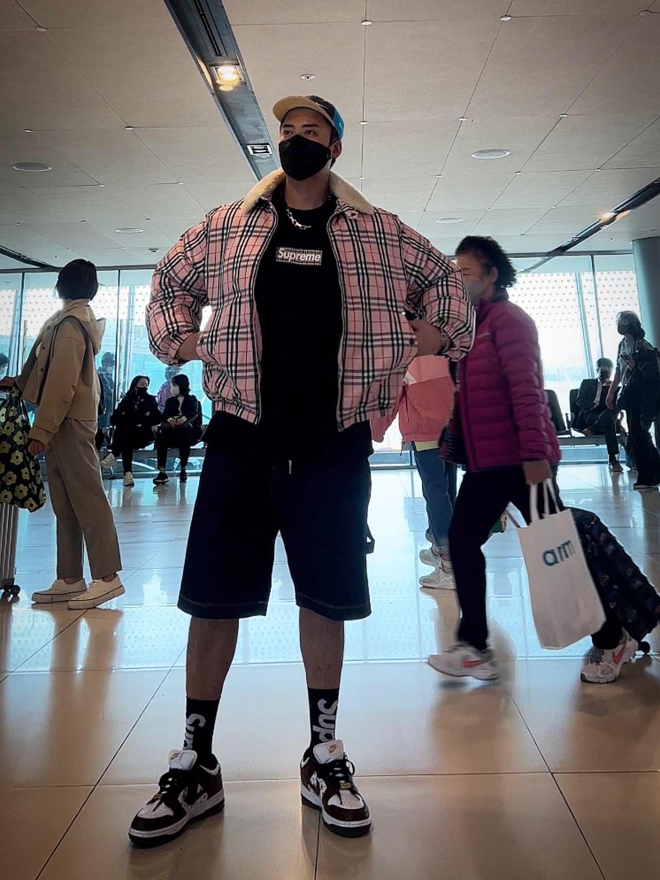 Supreme x Burberry Box Logo T-Shirt Black - 22SS, Supreme x Burberry Shearling Collar Down Puffer Jacket Pink - 22SS 착용 스타일 - 1