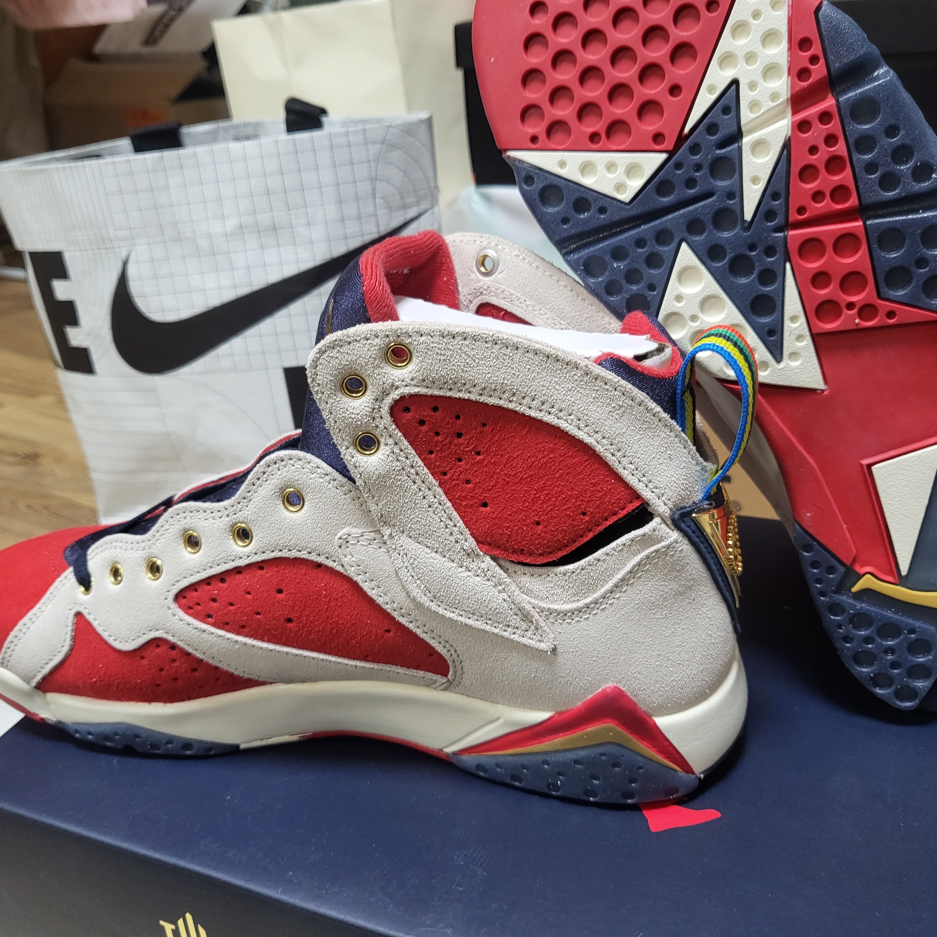 Jordan 7 x Trophy Room Retro SP True Red and Obsidian 착용 스타일 - 2