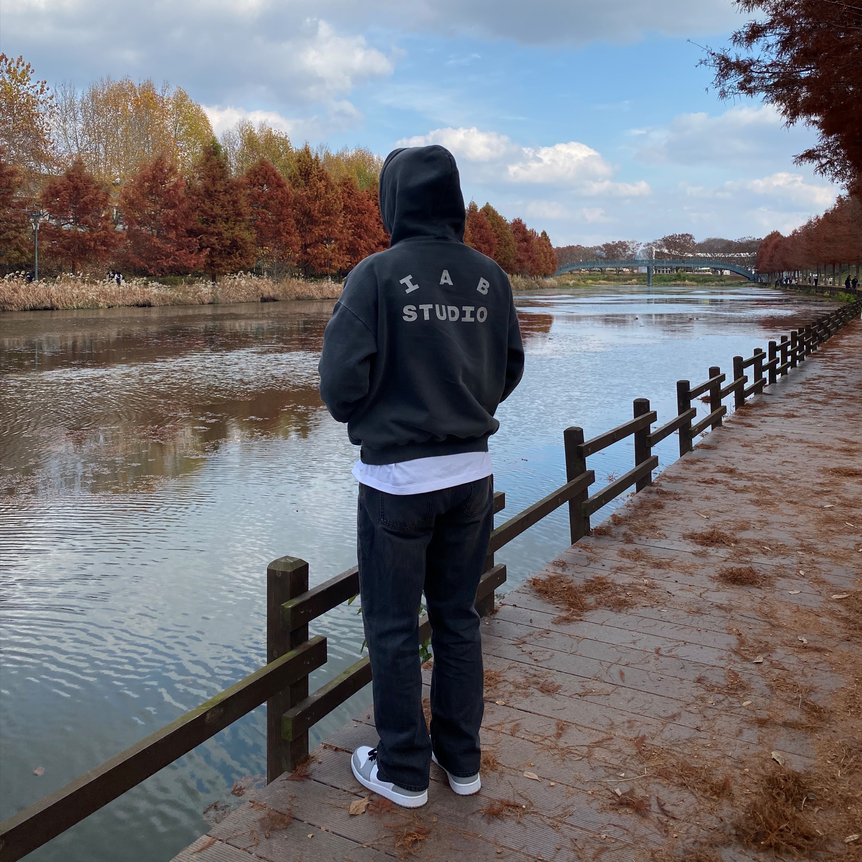 IAB Studio Pigment Hoodie & Sack Black, Jordan 1 Mid Light Smoke Grey 착용 스타일