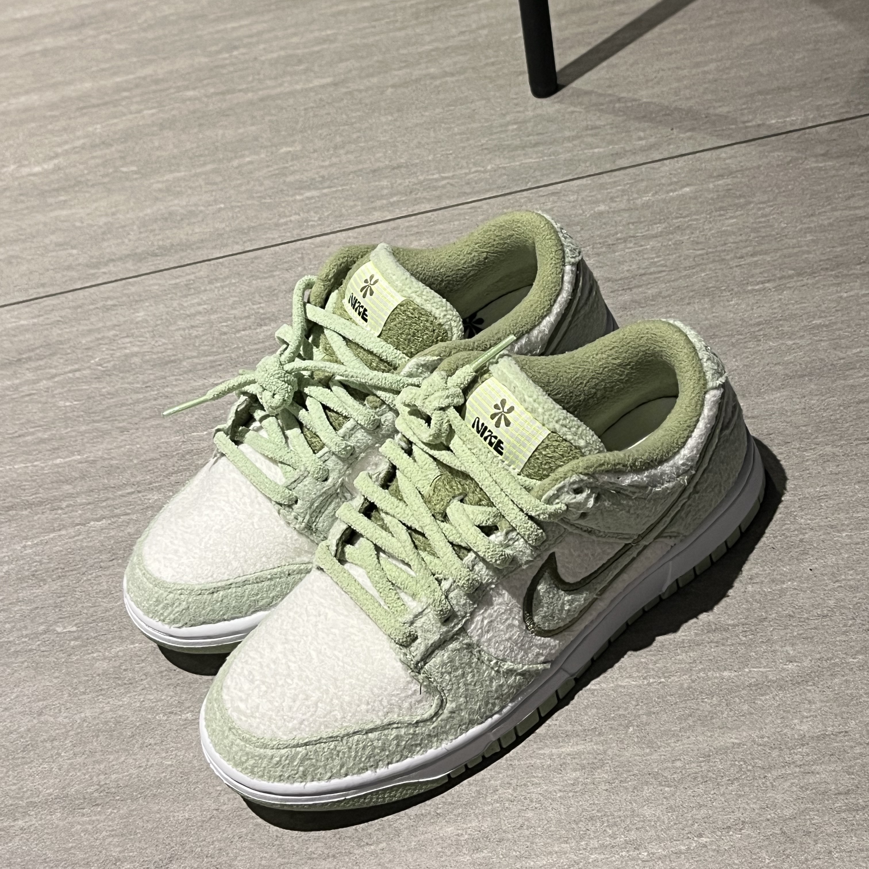 (W) Nike Dunk Low SE Honeydew Phantom 착용 스타일 - 1