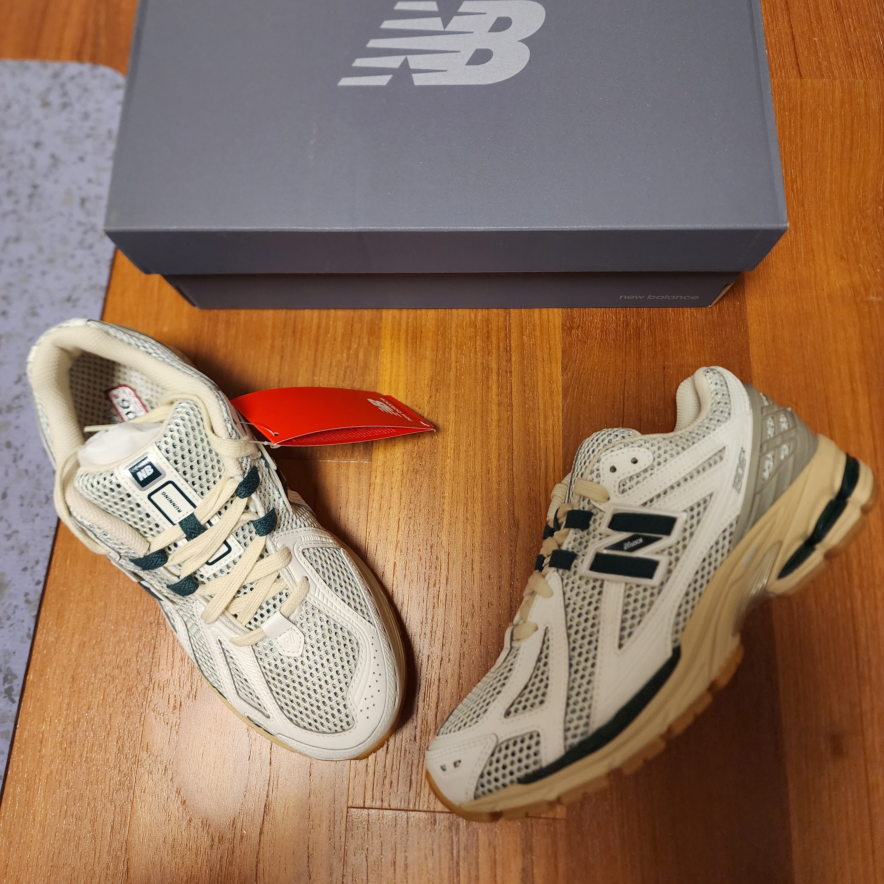 New Balance 1906R Silver Green 착용 스타일 - 2