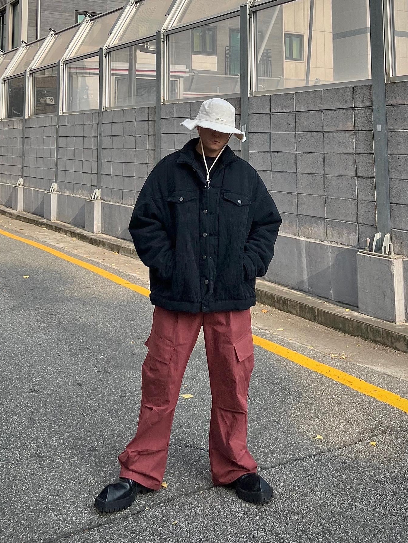 Balenciaga Rhino Derby Shoes Black, Jacquemus Le Bob Artichaut Bucket Hat Off White 착용 스타일 - 2