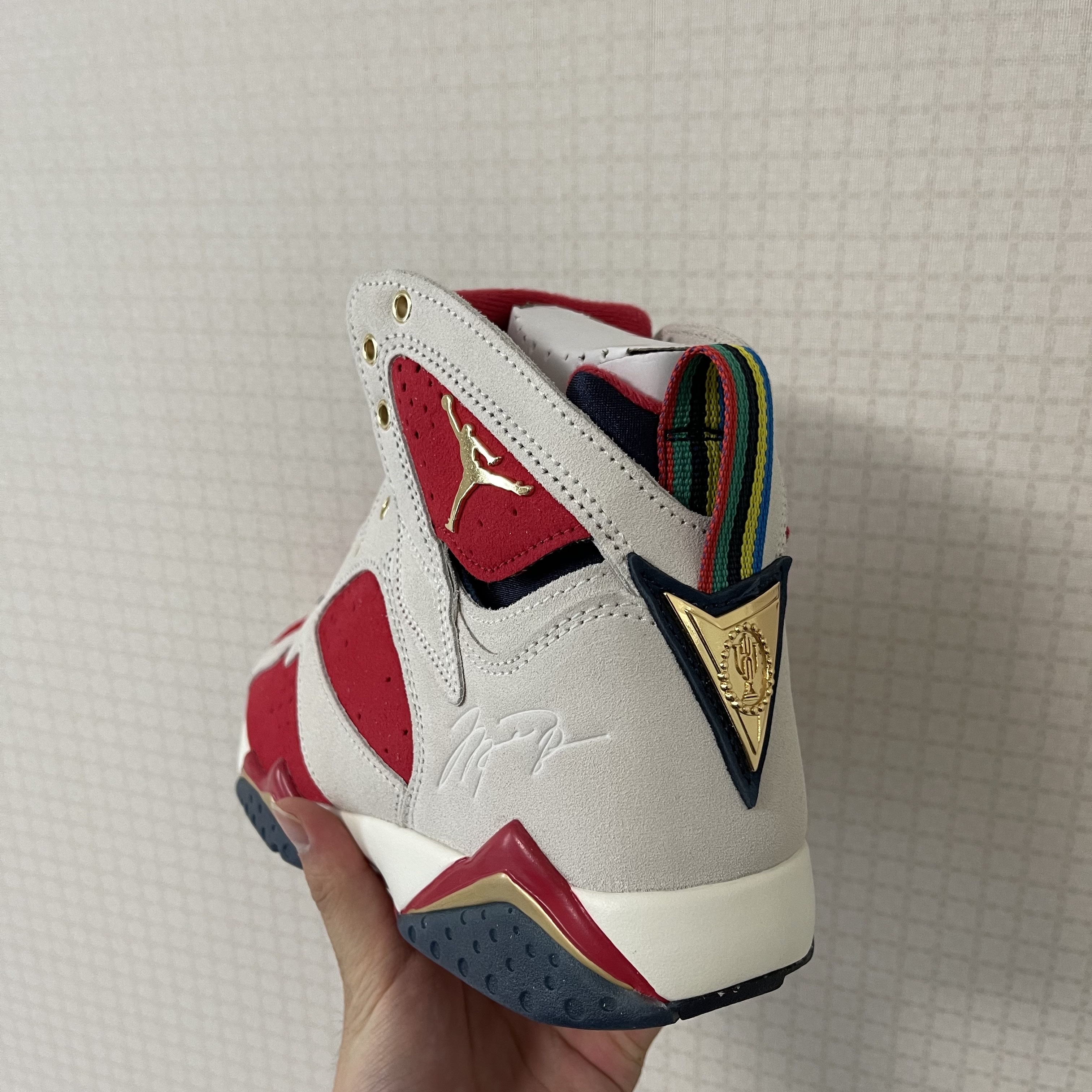 Jordan 7 x Trophy Room Retro SP True Red and Obsidian 착용 스타일 - 3