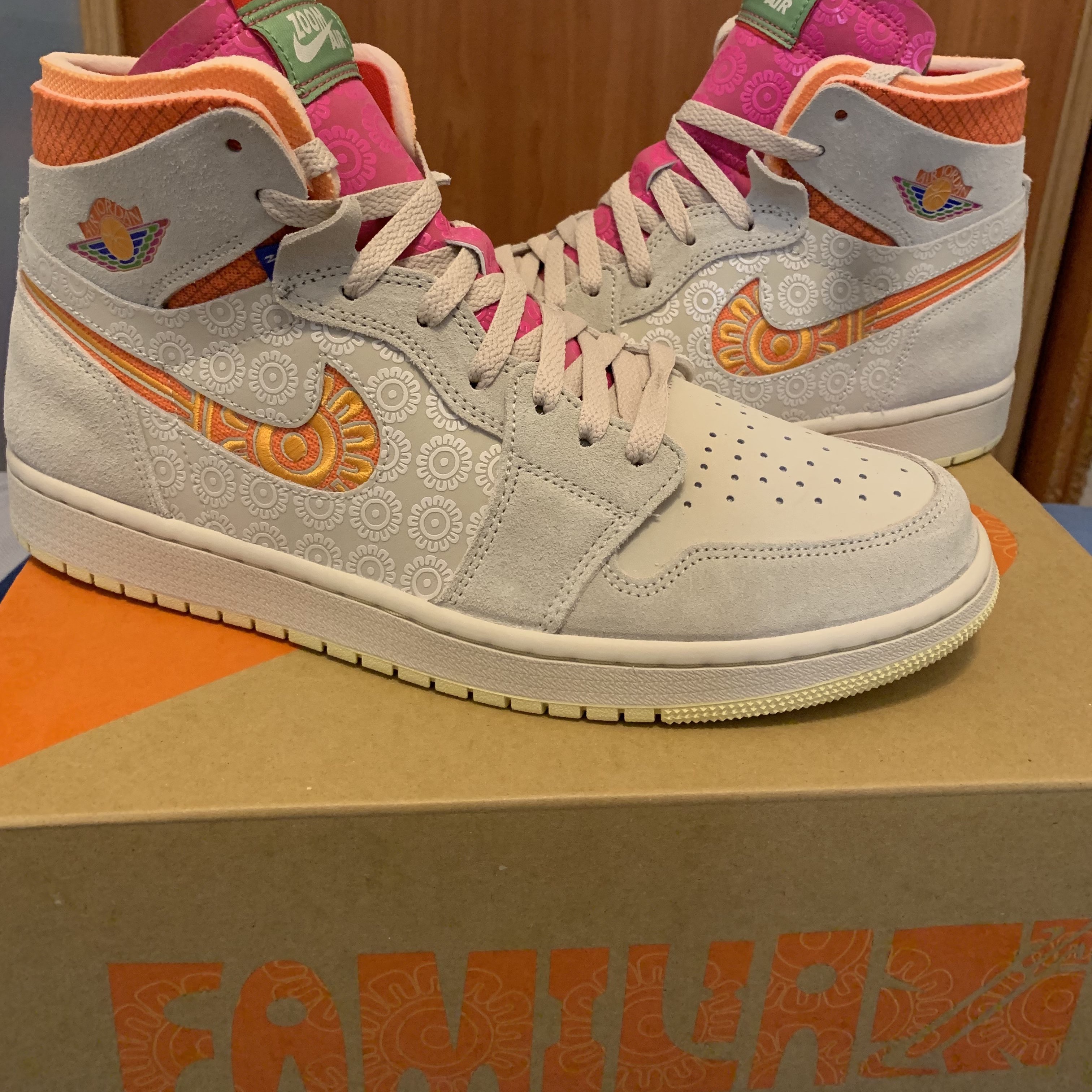 Jordan 1 Zoom Air CMFT Somos Familia Dia De Muertos 착용 스타일