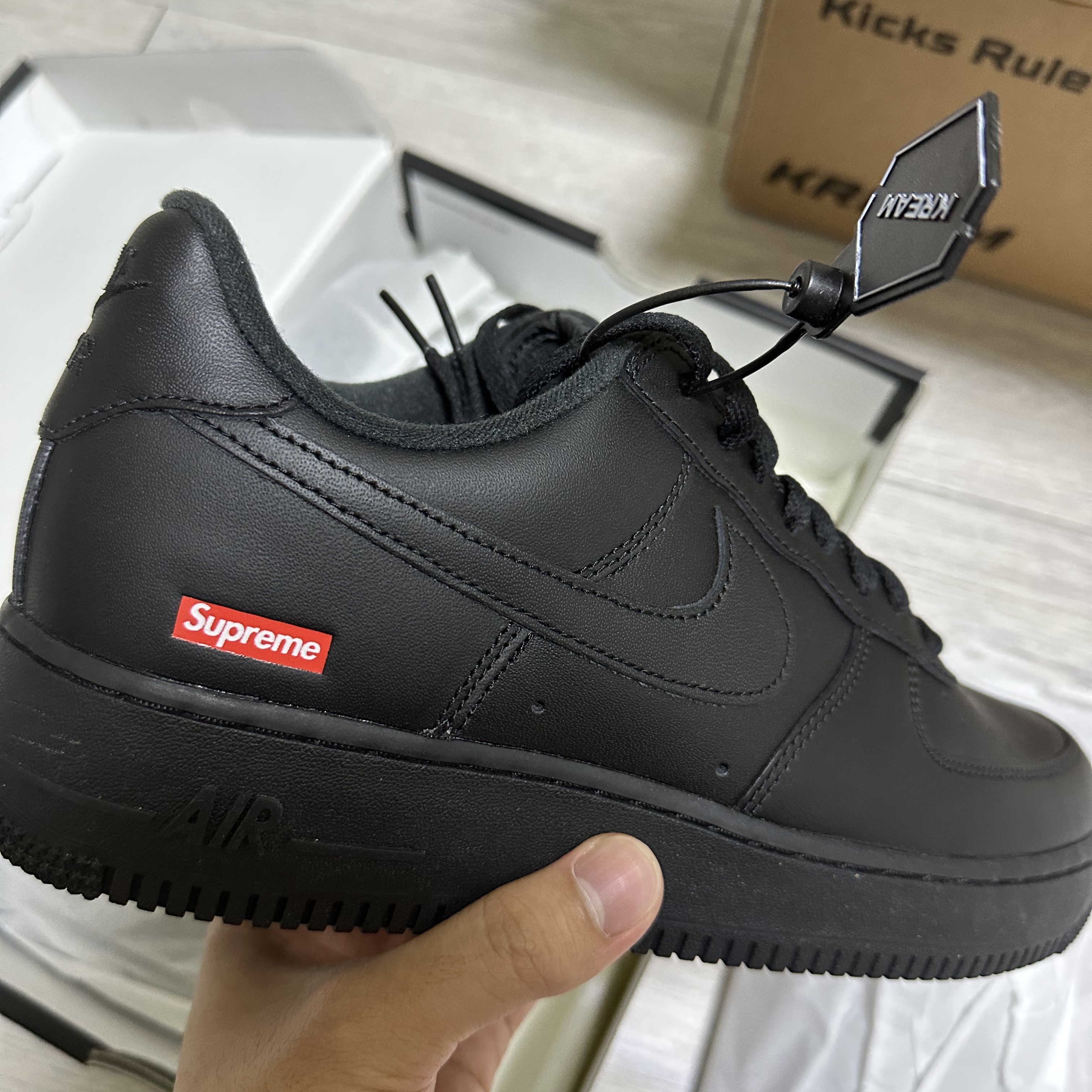 Nike x Supreme Air Force 1 Low Black 착용 스타일 - 2