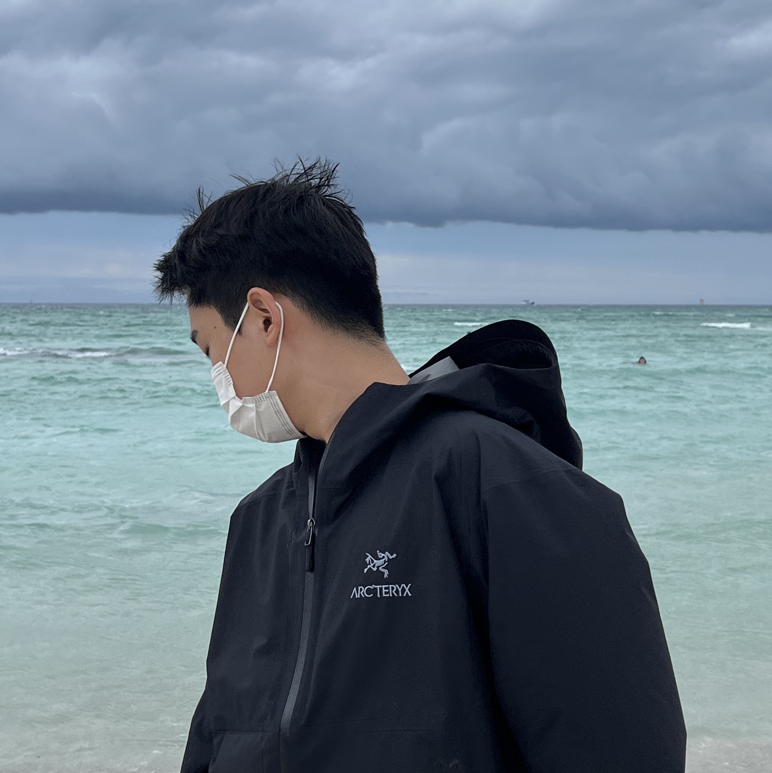 Stussy x Marc Jacobs 40 WT T-Shirt, Arc'teryx Zeta SL Jacket Black 착용 스타일 - 2