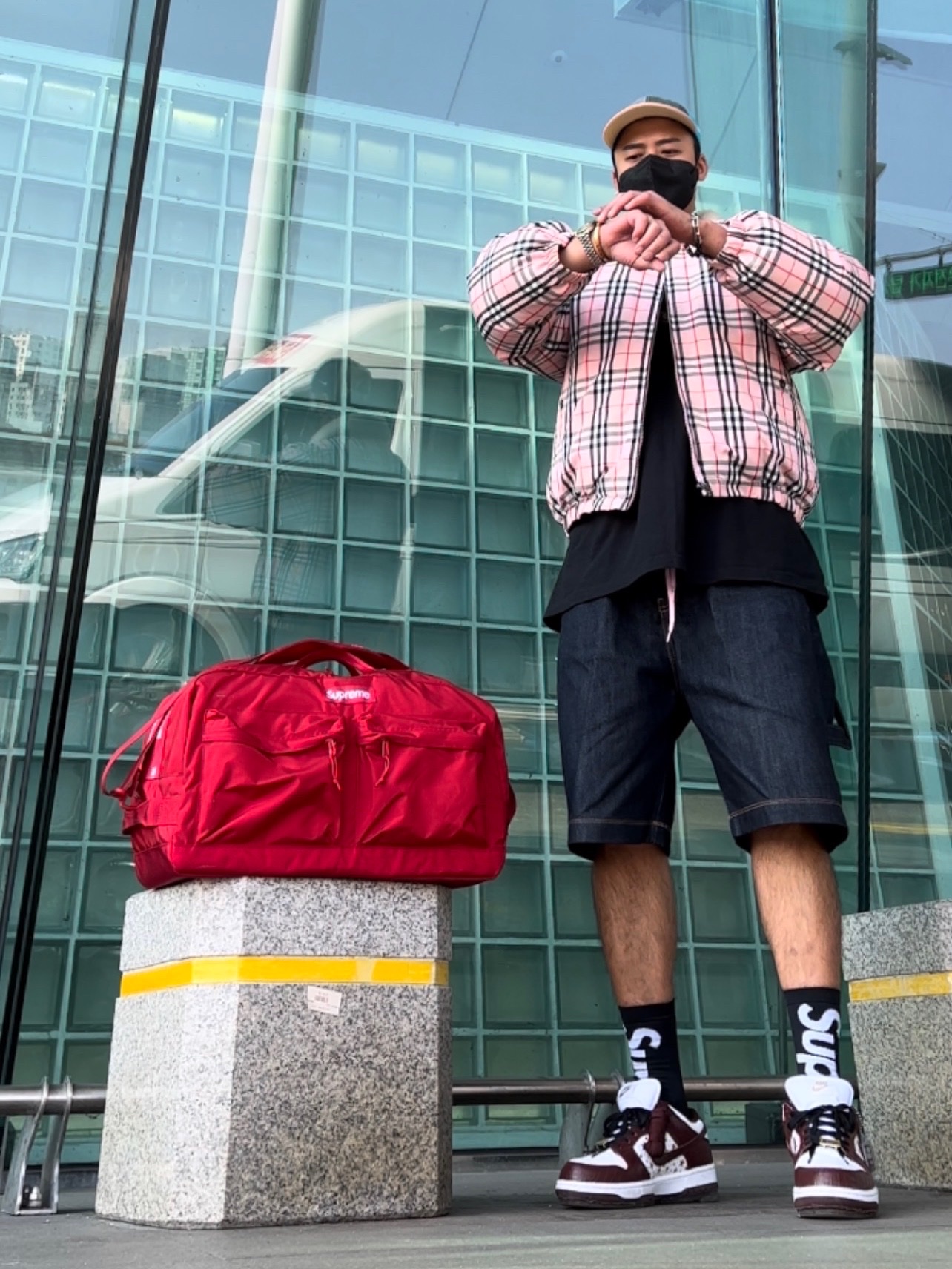Supreme x Burberry Box Logo T-Shirt Black - 22SS, Supreme x Burberry Shearling Collar Down Puffer Jacket Pink - 22SS 착용 스타일 - 3