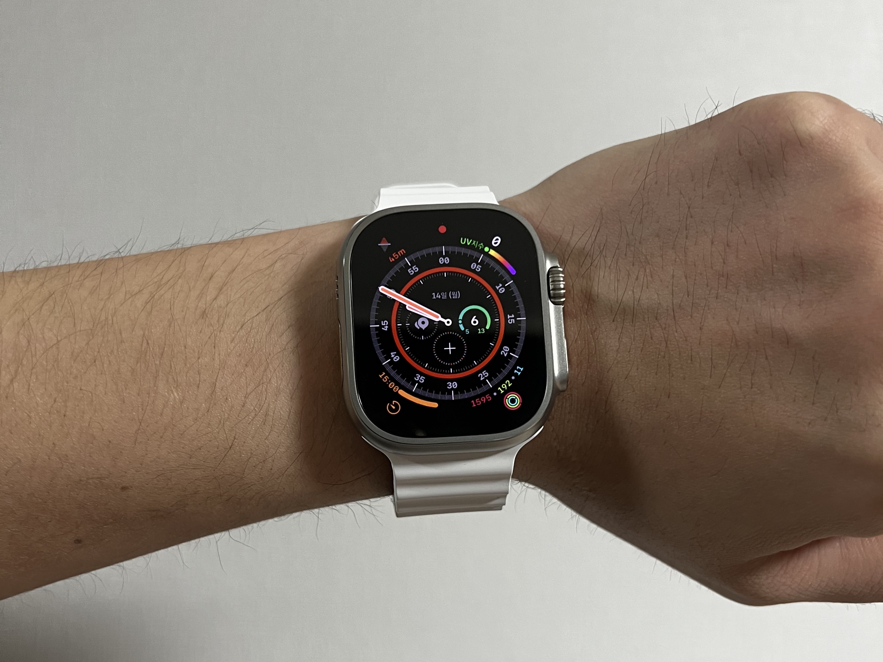 Apple Watch Ultra 49mm Titanium Case with Ocean Band White (Korean Ver.) 착용 스타일