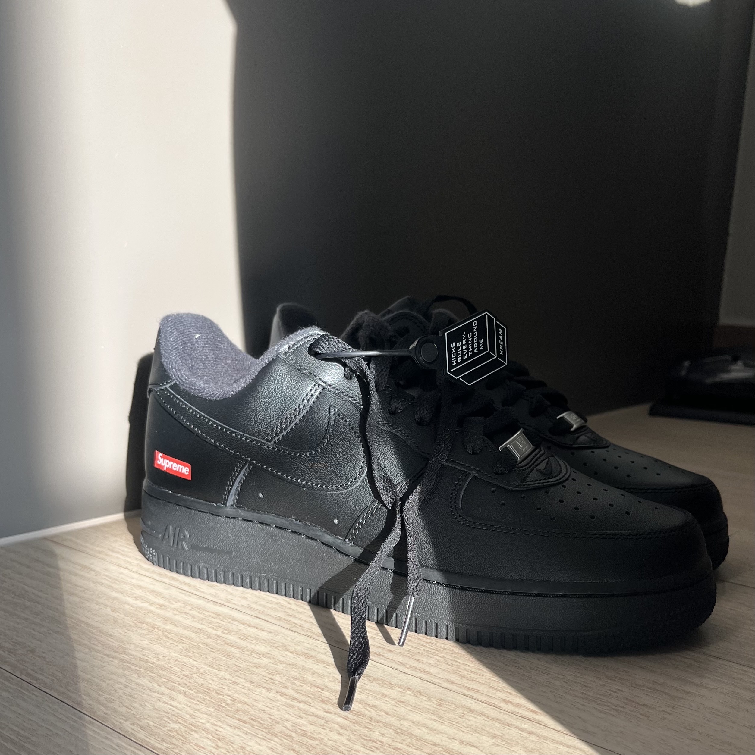 Nike x Supreme Air Force 1 Low Black 착용 스타일 - 1