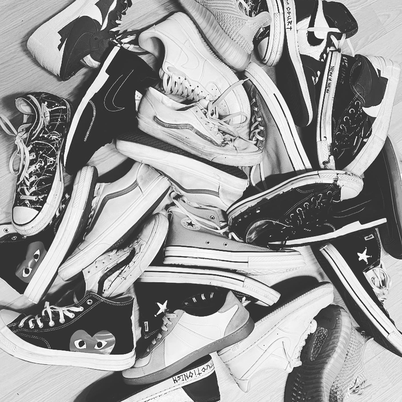 Converse Chuck 70 High Paint Splatter Black, Nike x Sacai Blazer Low Iron Grey 착용 스타일 - 2
