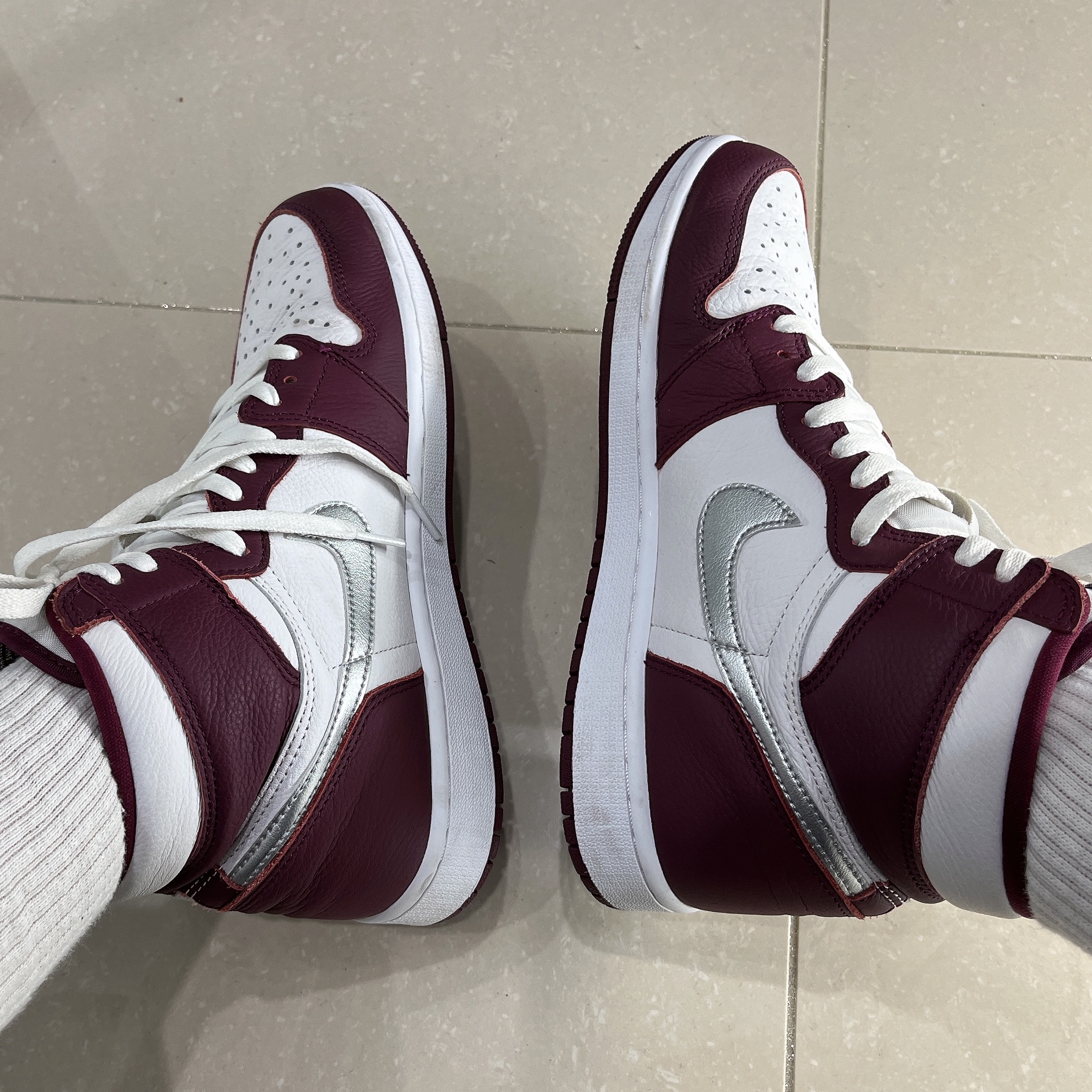 Jordan 1 Retro High OG Bordeaux 착용 스타일 - 4