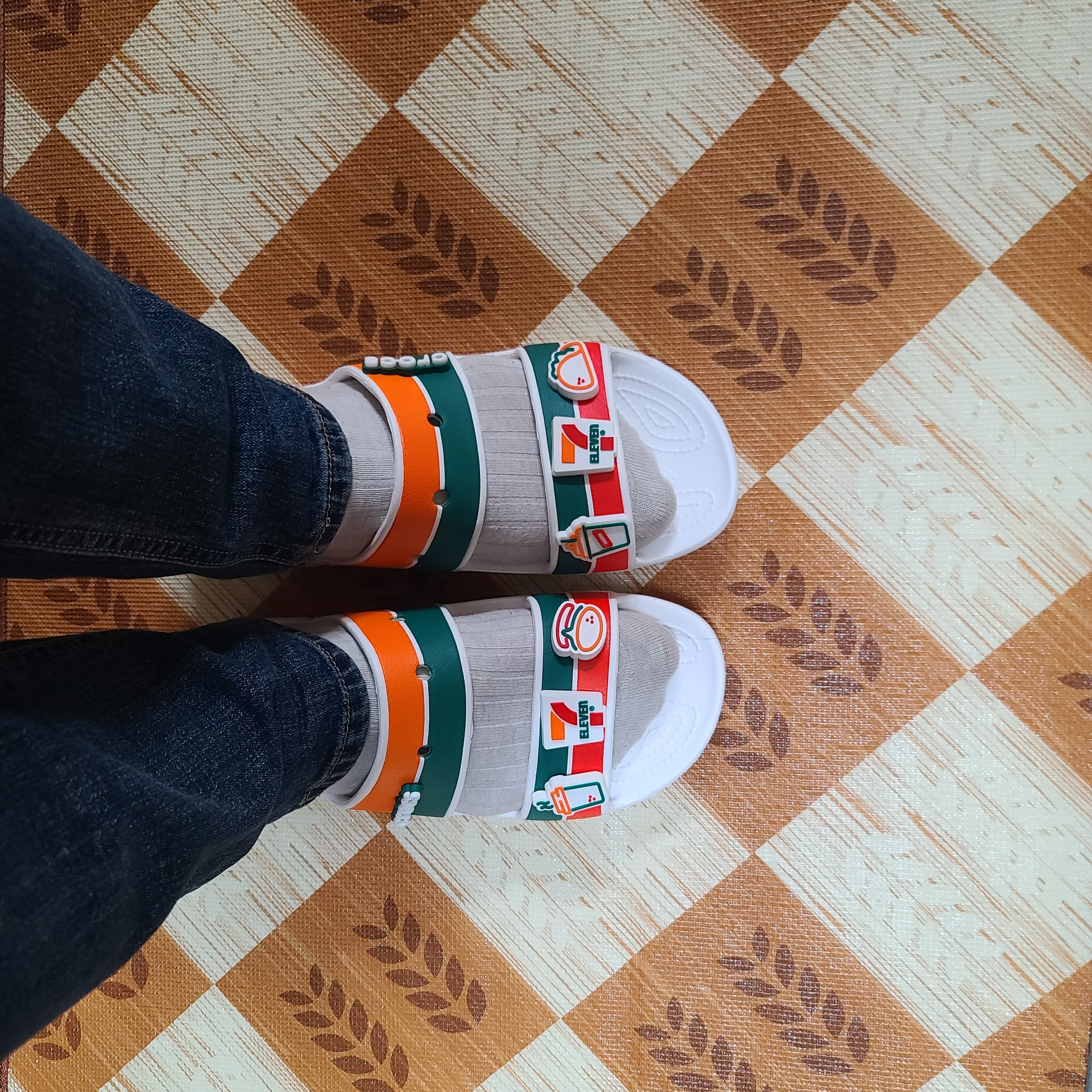 Crocs x 7-Eleven Classic Sandal White 착용 스타일 - 2