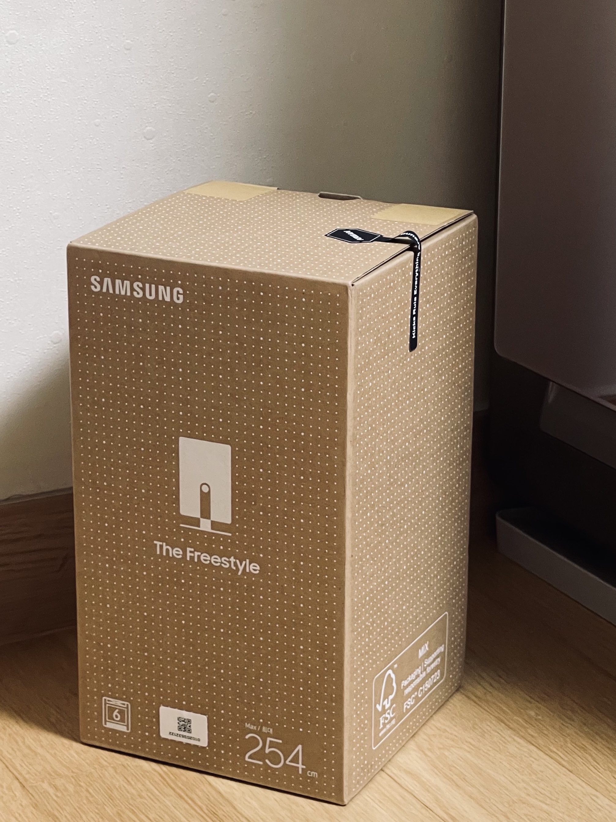 Samsung x Helinox The Freestyle Special Edition Package Dark Olive Green (Korean Ver.), Samsung The Freestyle All Round Player White (Korean Ver.) 착용 스타일