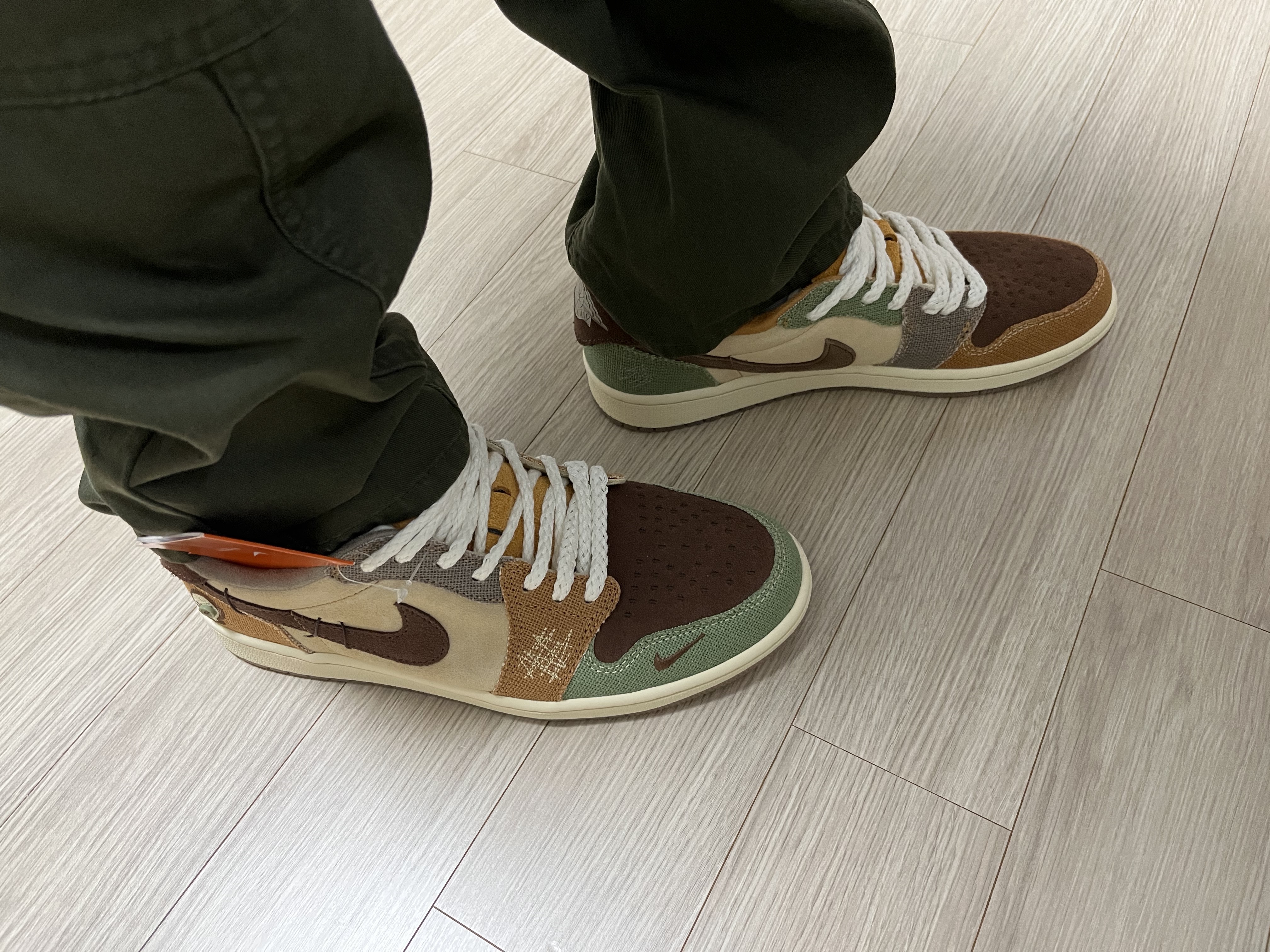 Jordan 1 x Zion Williamson Retro Low OG Flax and Oil Green 착용 스타일 - 1