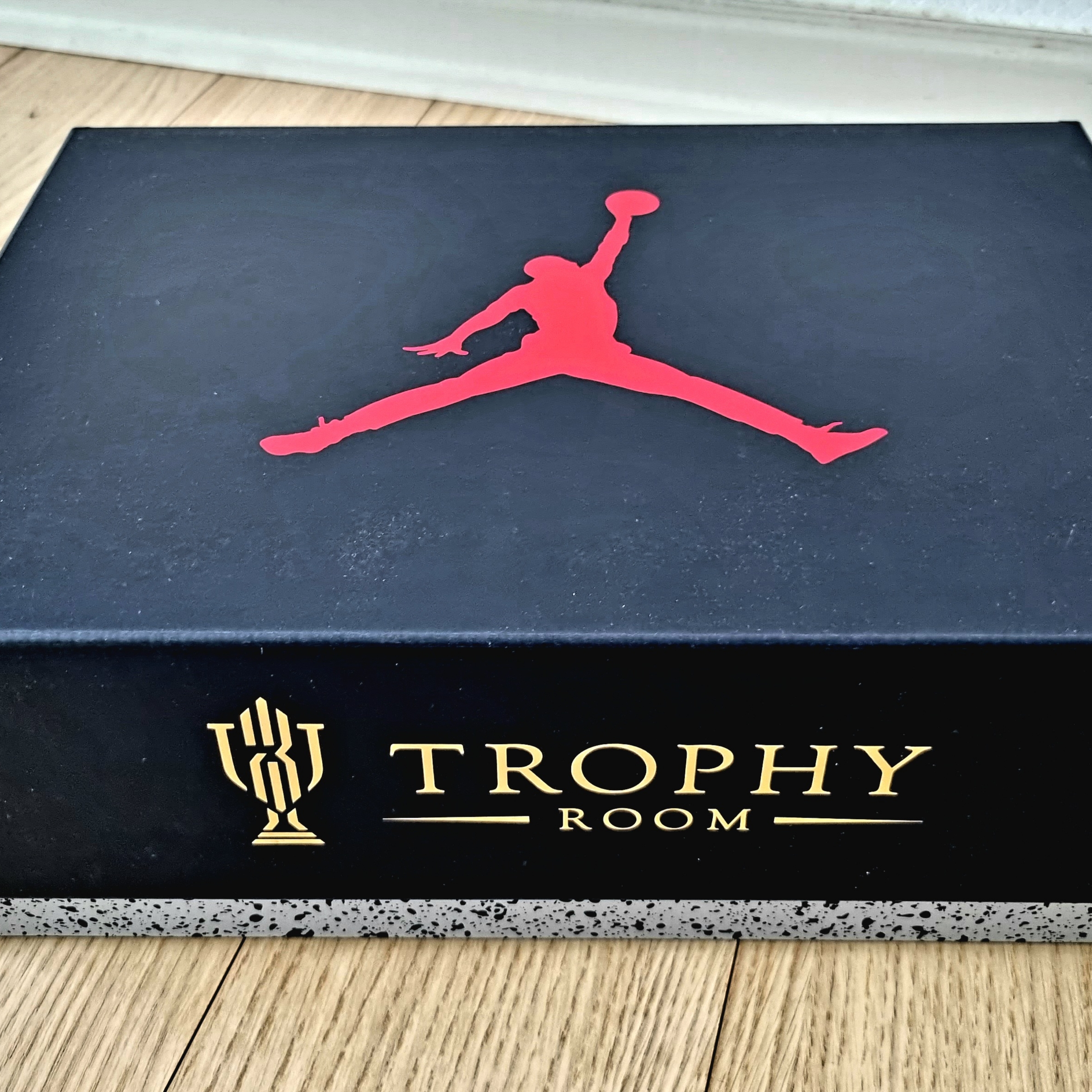 Jordan 7 x Trophy Room Retro SP True Red and Obsidian 착용 스타일 - 3