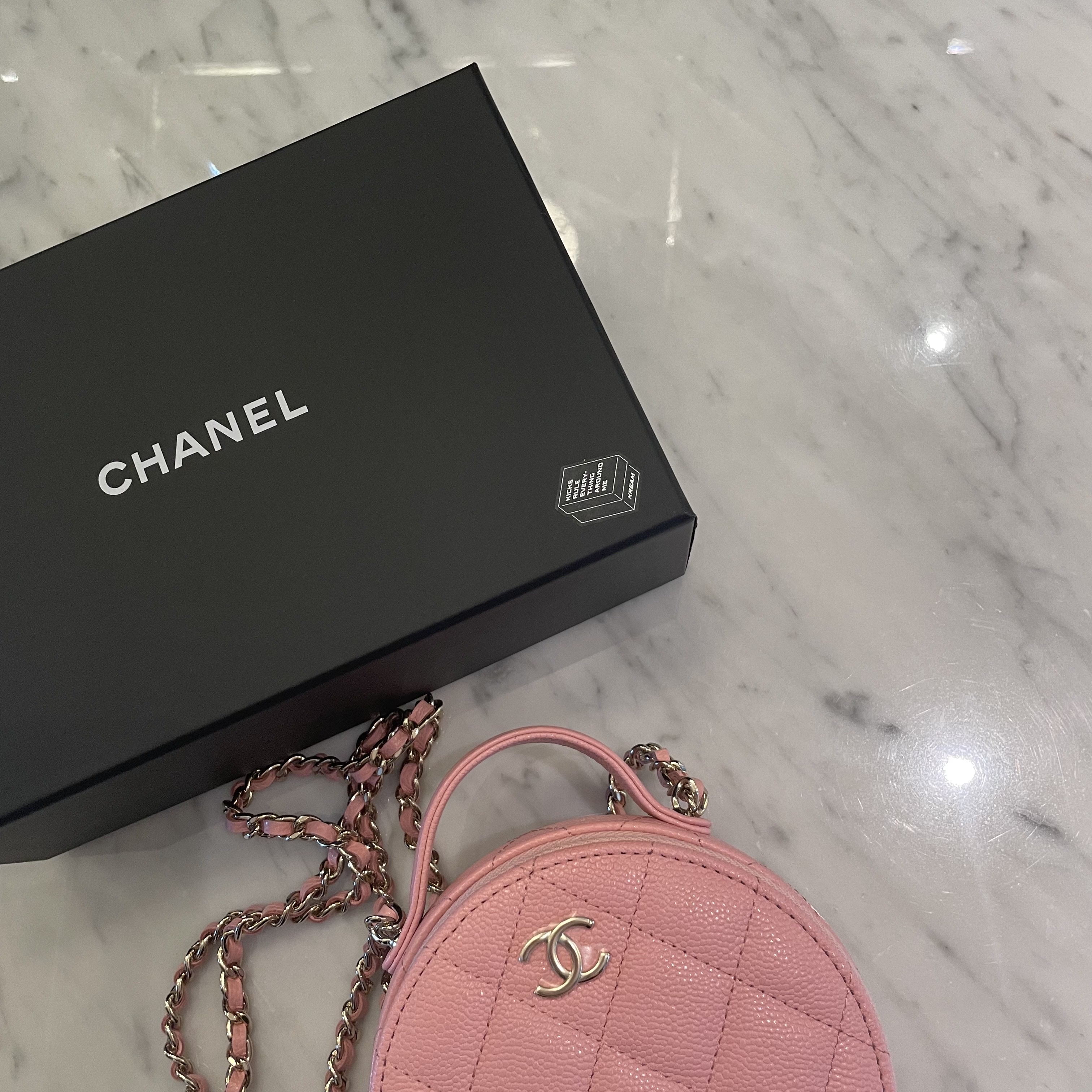 Chanel Small Vanity With Chain Grained Calfskin & Gold Pink 착용 스타일 - 3
