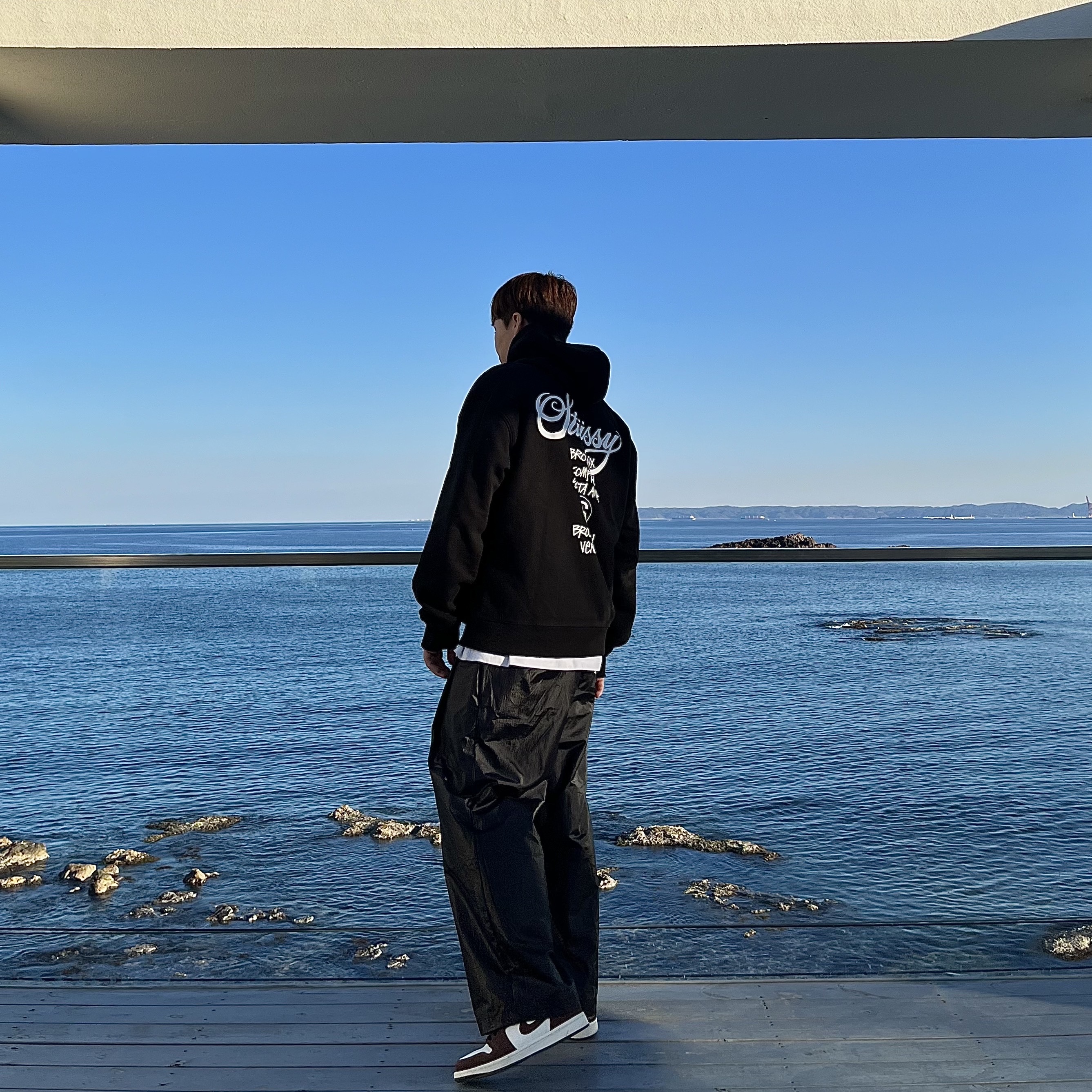 Stussy World Tour Hoodie Black 2022, Jordan 1 Low SE Chocolate Bliss 착용 스타일 - 1