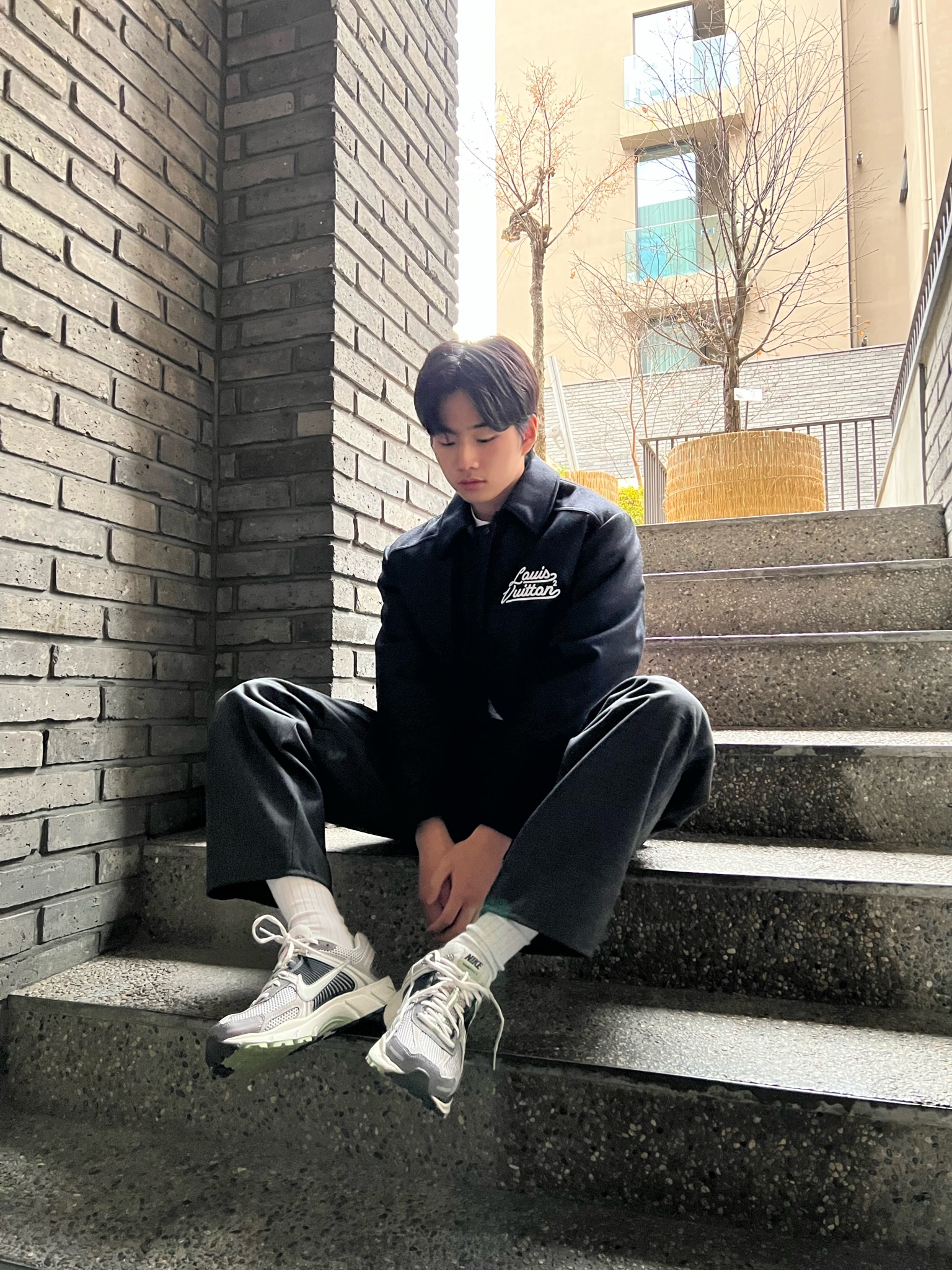 (W) Nike Zoom Vomero 5 Cobblestone and Flat Pewter 착용 스타일 - 4