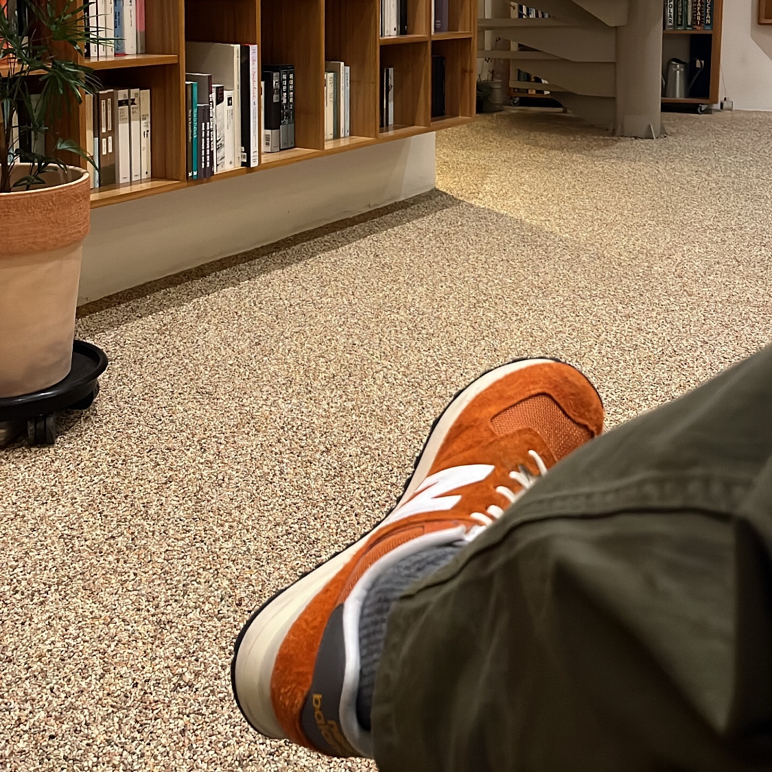 New Balance 574 Heritage Orange Burst White 착용 스타일