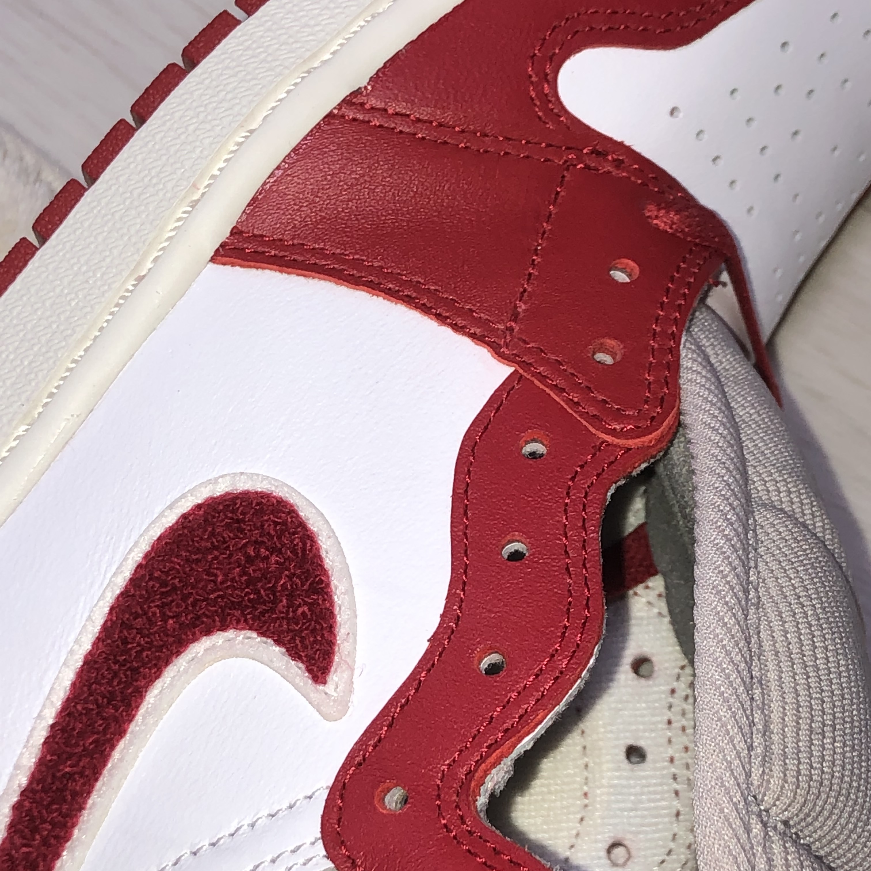(W) Jordan 1 Retro High OG Varsity Red 착용 스타일 - 1