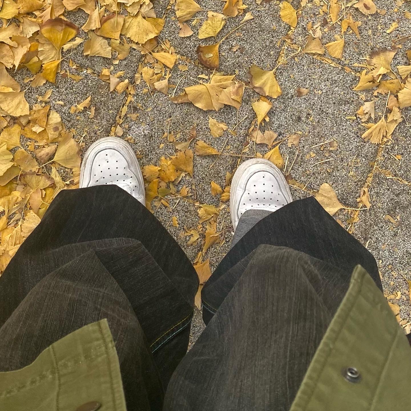 (W) Nike Air Force 1 '07 Low Triple Black, (W) Jordan 1 Mid White Hyper Royal 착용 스타일 - 3