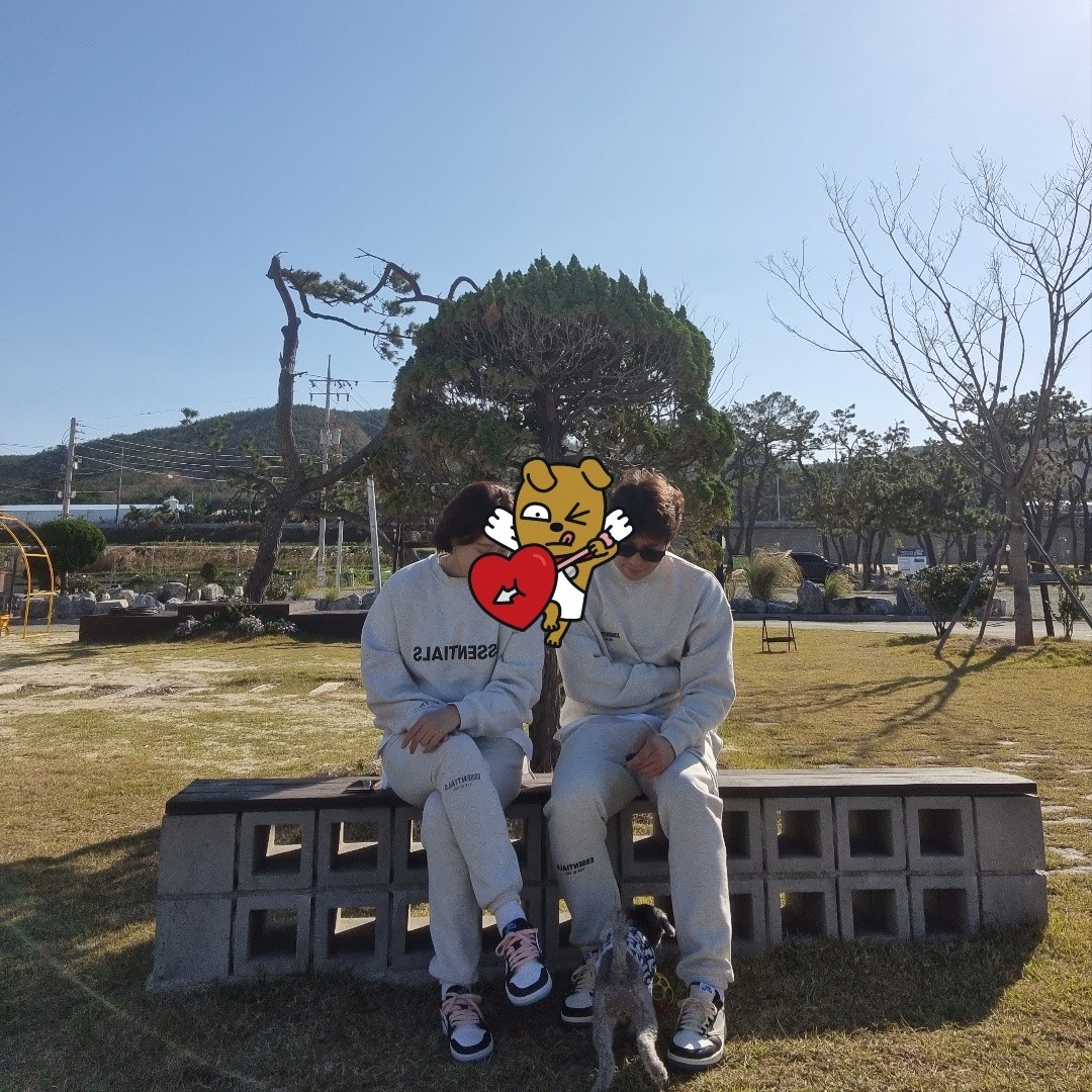 Essentials The Core Collection Crewneck Sweatshirt Light Oatmeal, Essentials The Core Collection Sweatpants Light Oatmeal 착용 스타일 - 1