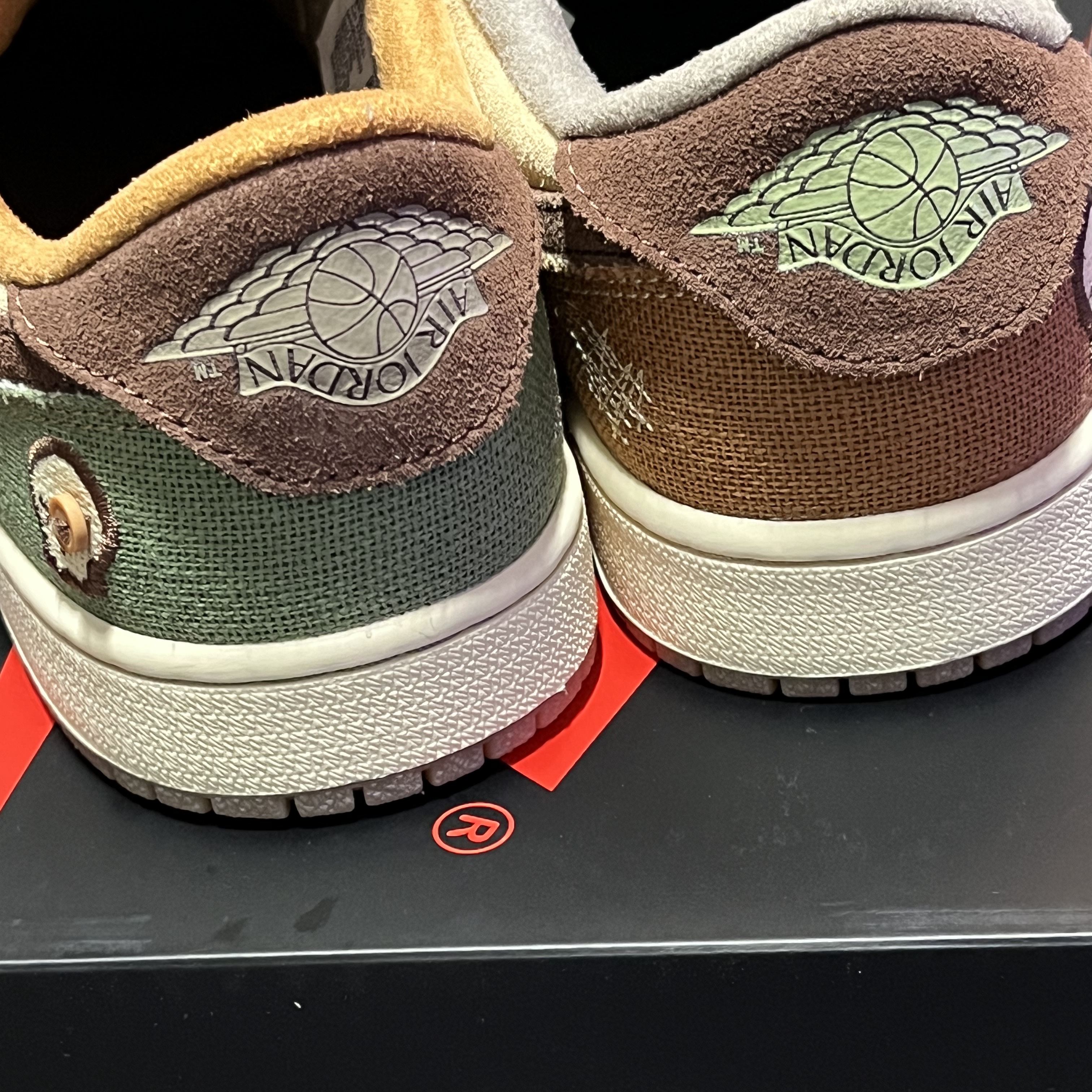 Jordan 1 x Zion Williamson Retro Low OG Flax and Oil Green 착용 스타일 - 3