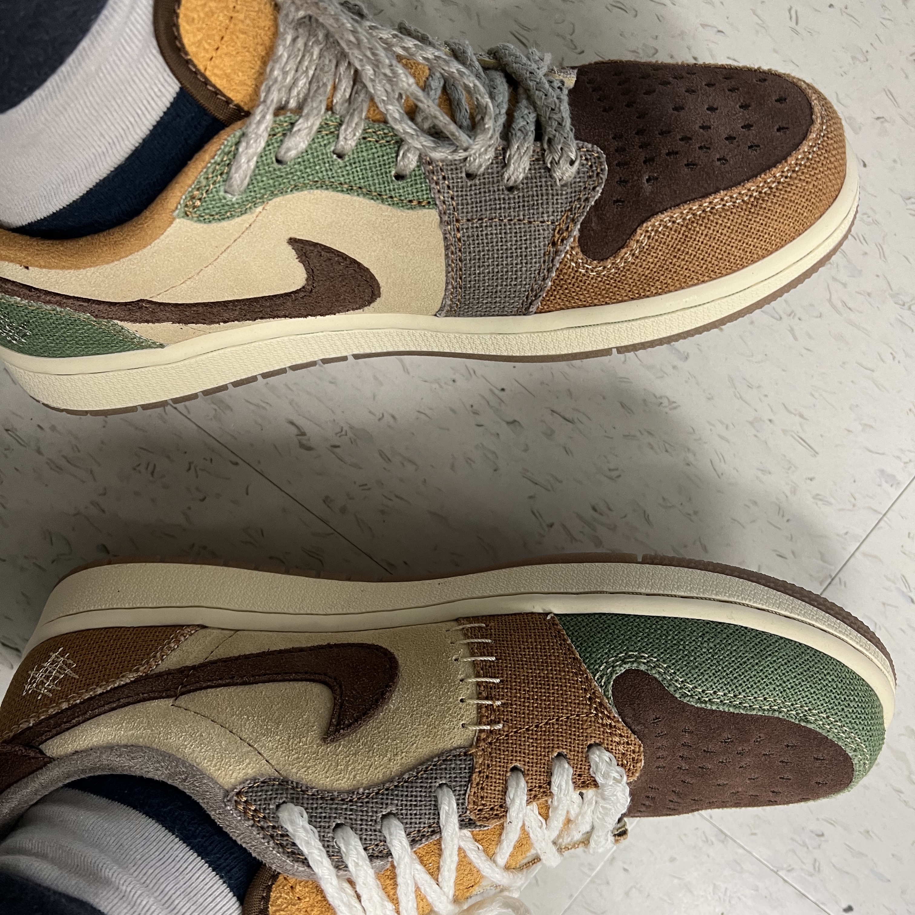 Jordan 1 x Zion Williamson Retro Low OG Flax and Oil Green 착용 스타일 - 3