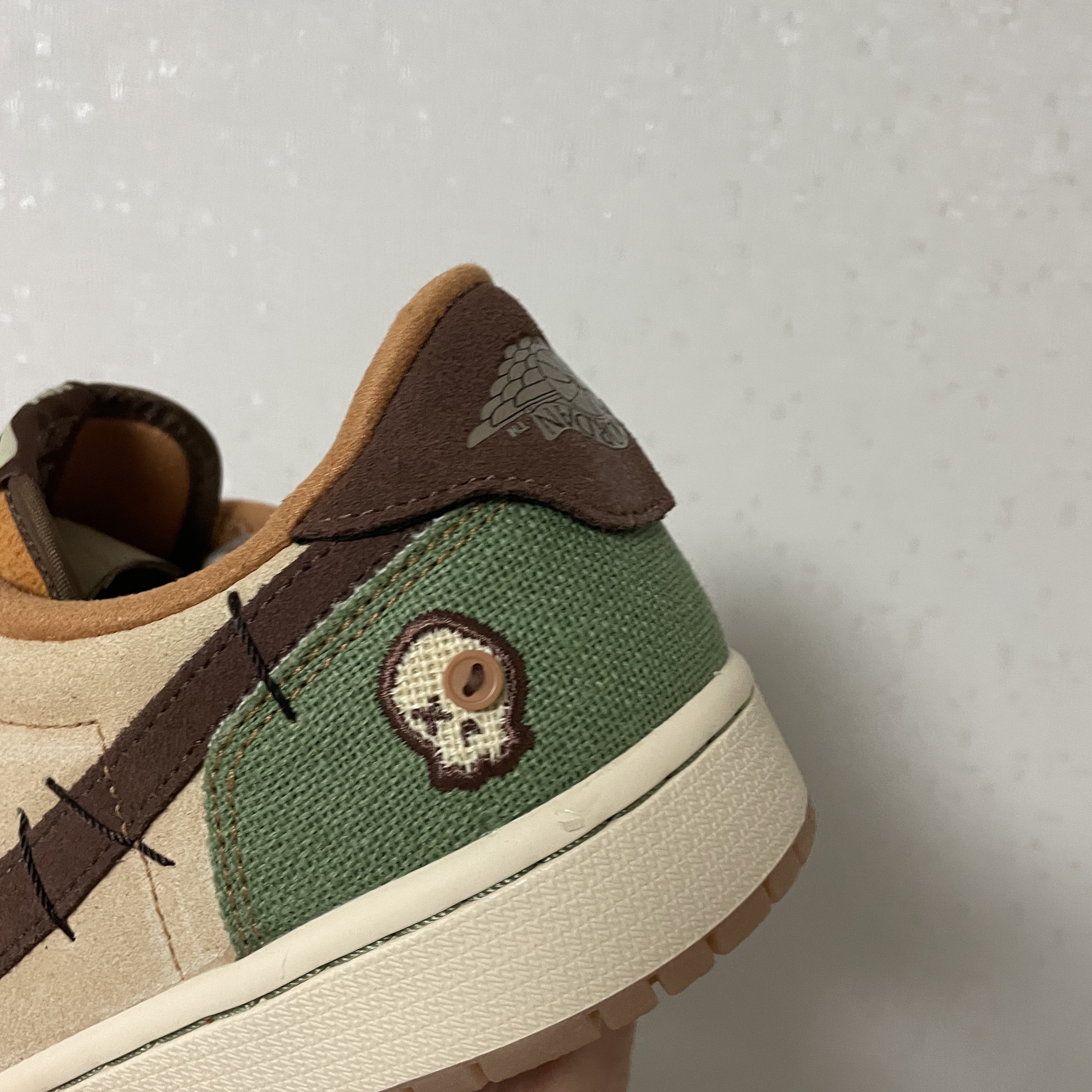 Jordan 1 x Zion Williamson Retro Low OG Flax and Oil Green 착용 스타일 - 3