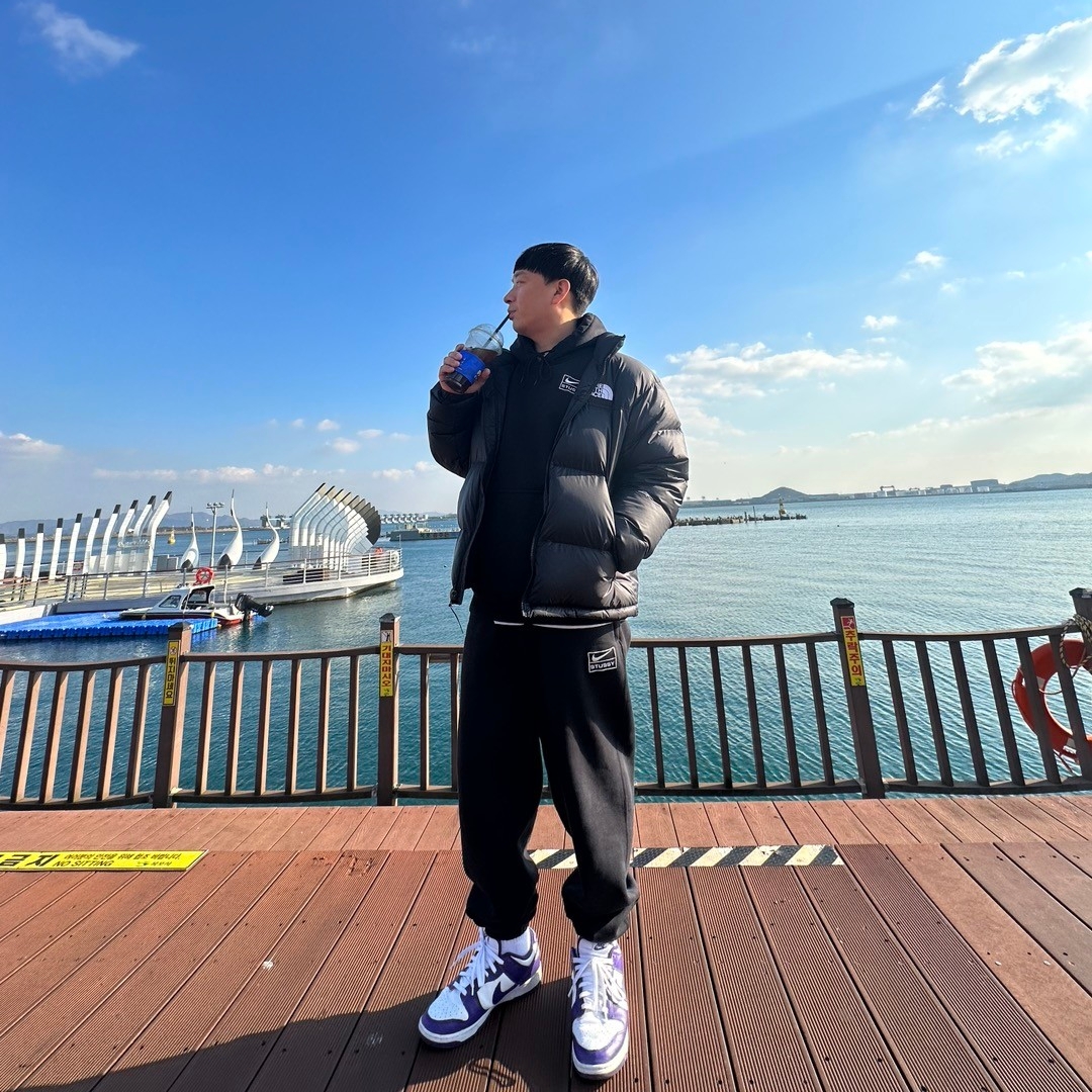 Nike x Stussy NRG RA Washed Pullover Hoodie Black (DN4028-010), Nike x Stussy NRG RA Washed Fleece Pants Black (DN4030-010) 착용 스타일