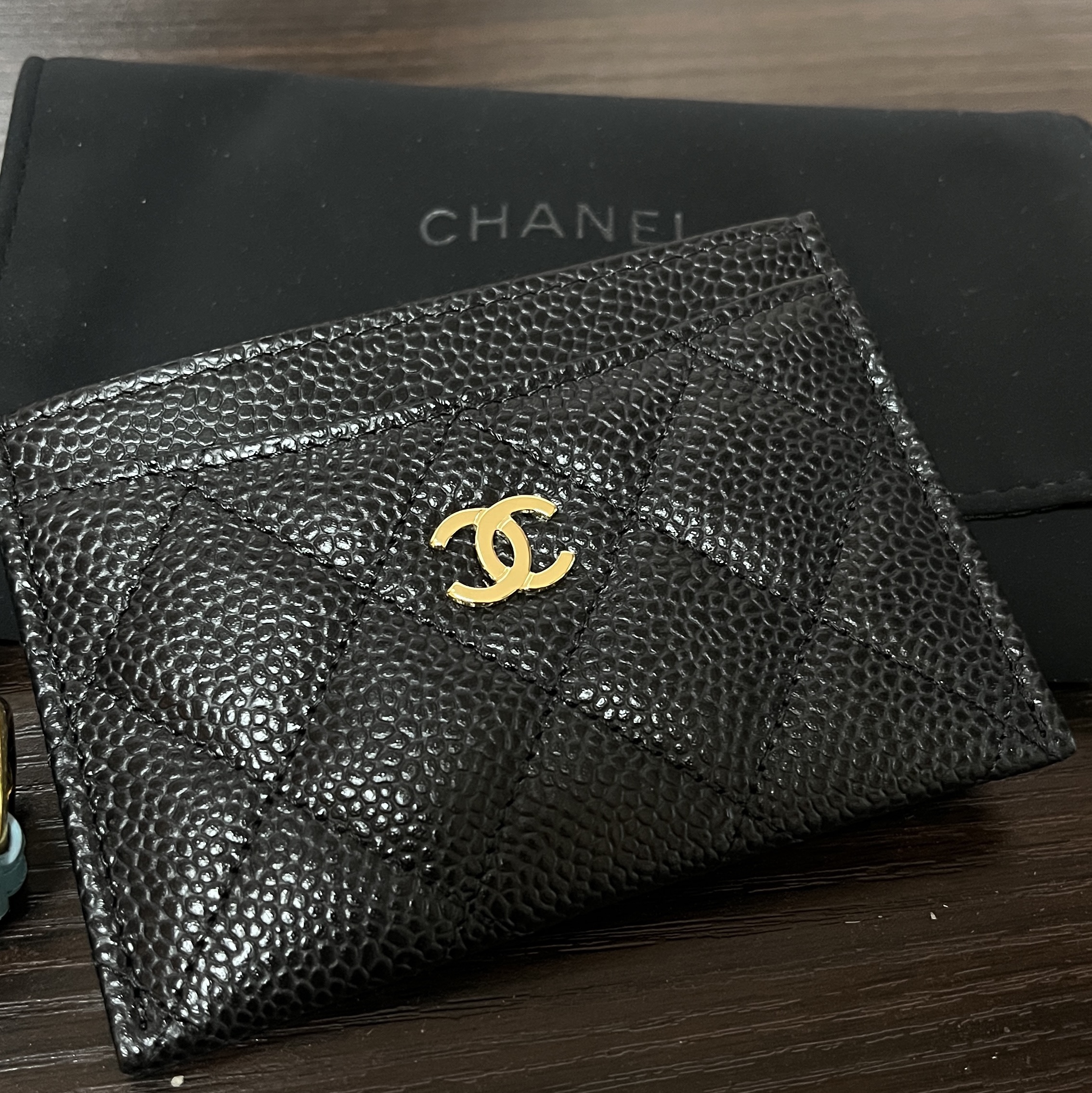 Chanel Classic Card Holder Grained Calfskin & Gold Black 착용 스타일