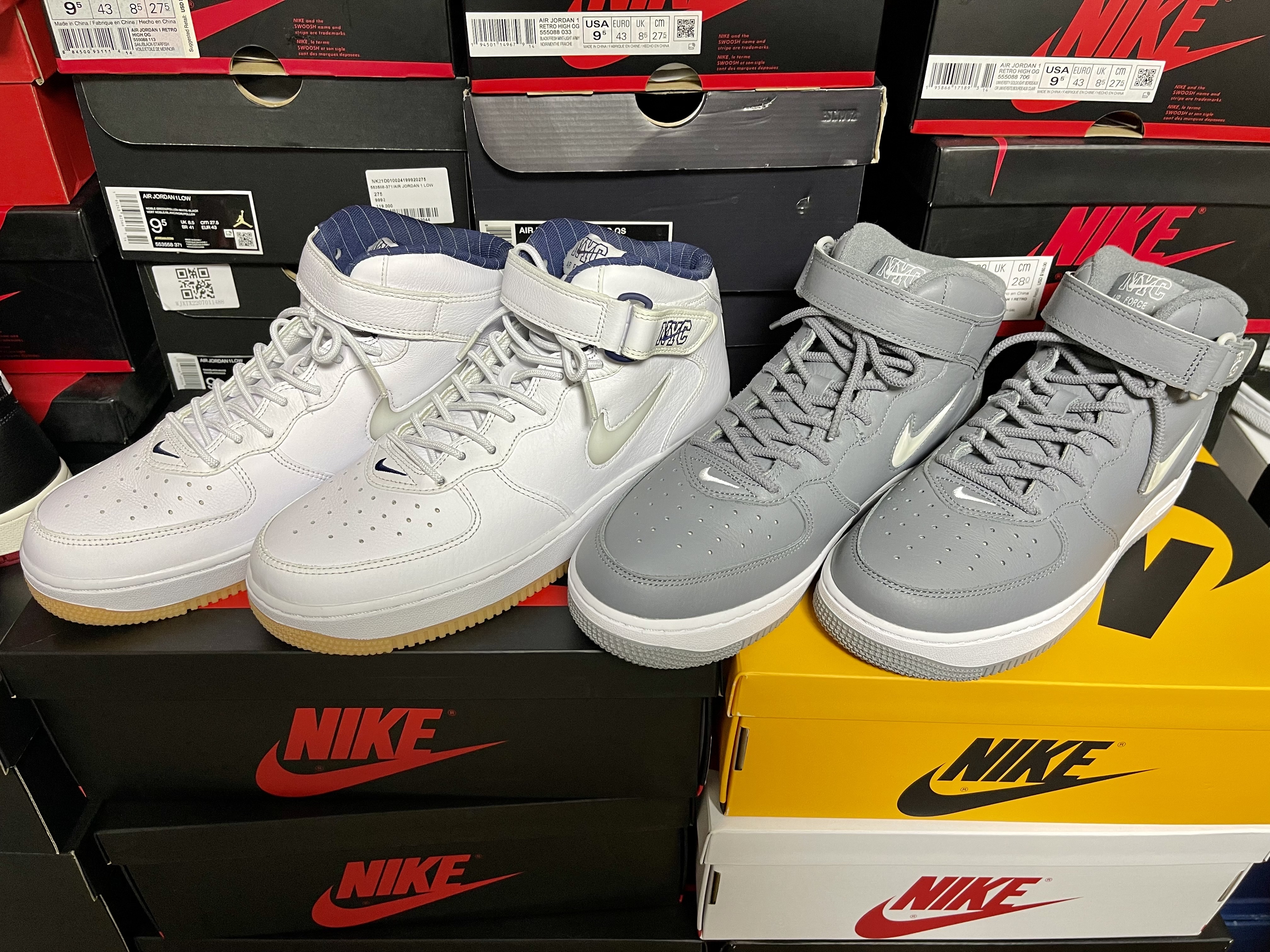 Nike Air Force 1 Mid QS NYC White Midnight Navy, Nike Air Force 1 Mid QS NYC Cool Grey 착용 스타일 - 1
