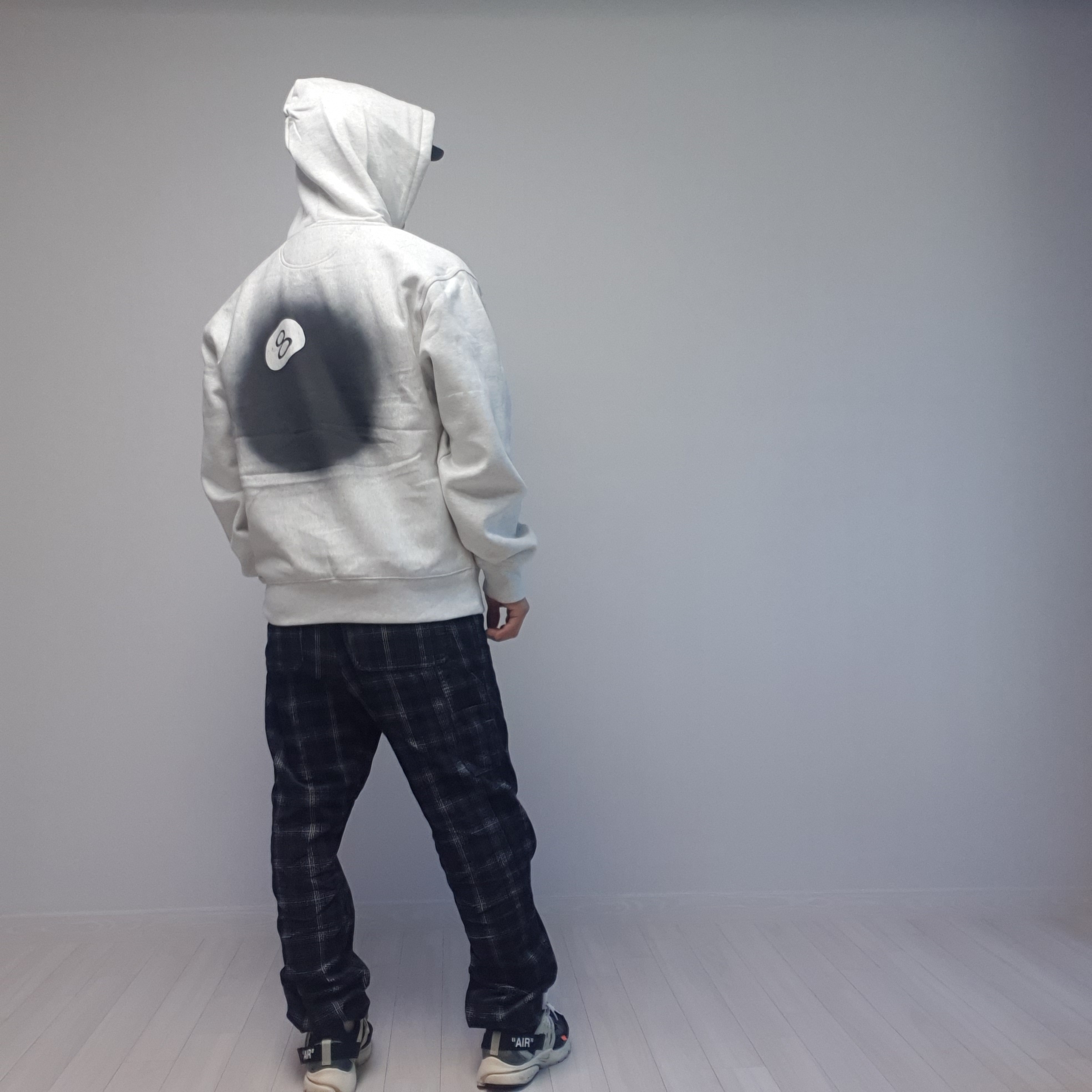 Stussy 8 Ball Fade Hoodie Ash Heather 착용 스타일