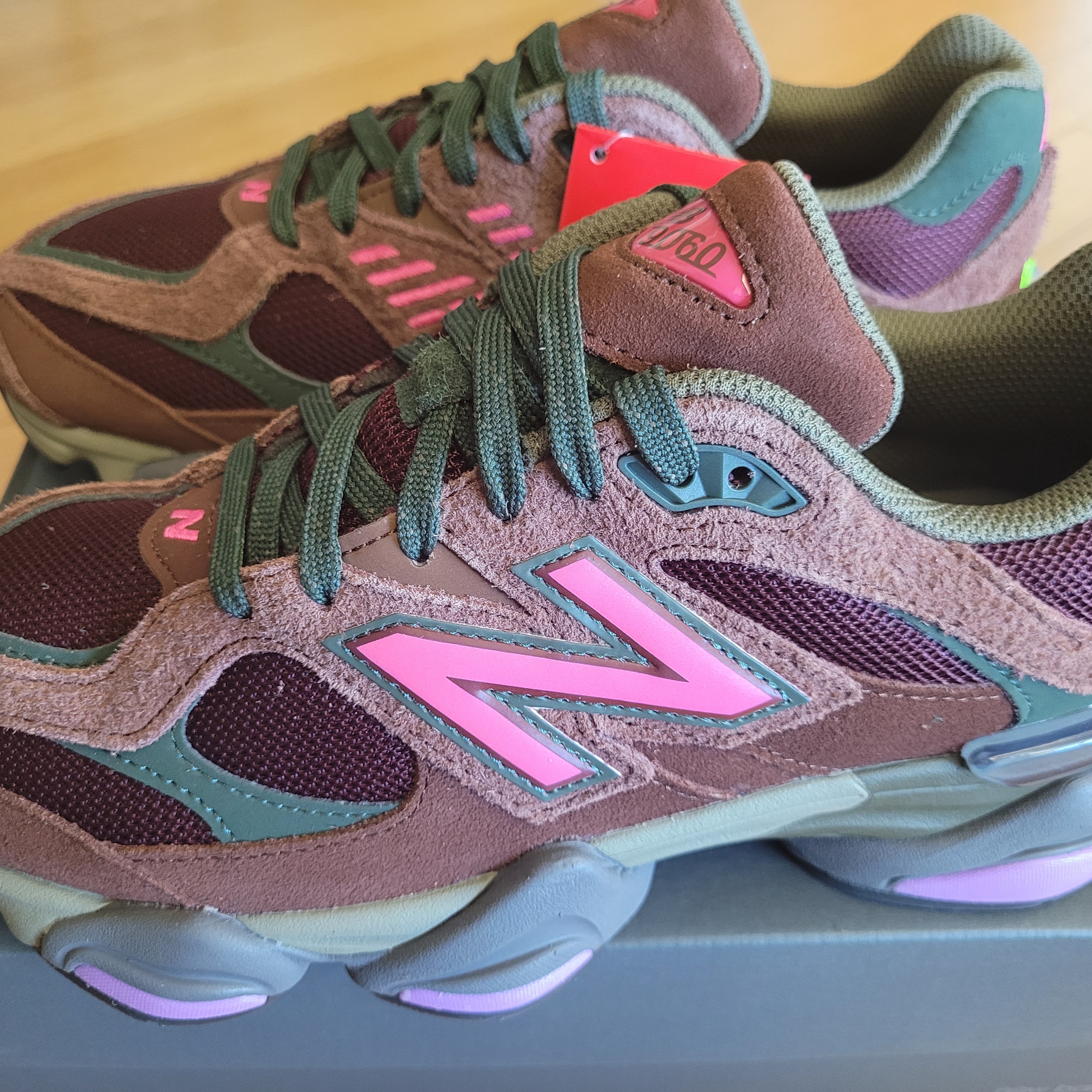 New Balance 9060 Burgundy 착용 스타일 - 1