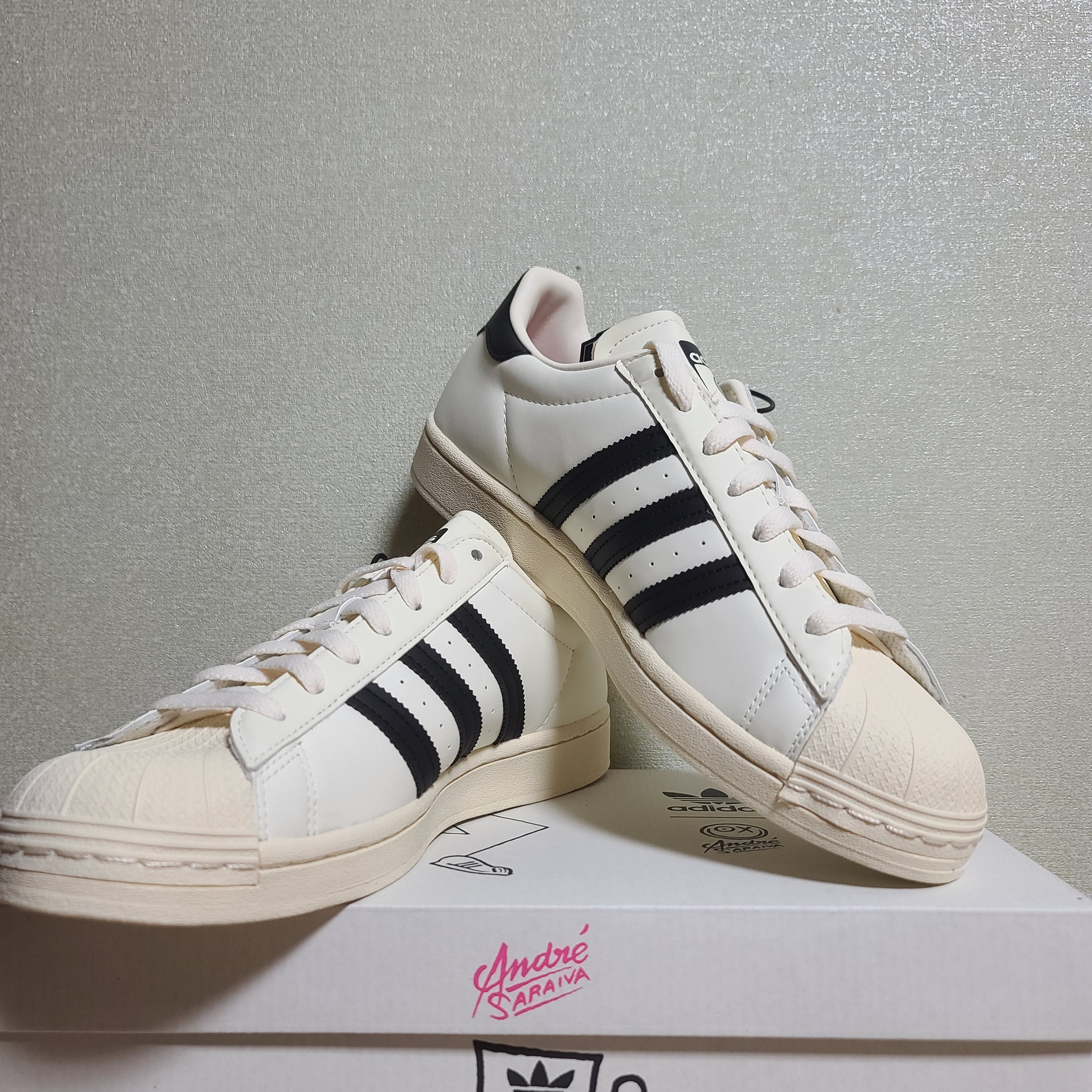 Adidas x Andre Saraiva Superstar Cream White Core Black 착용 스타일 - 1